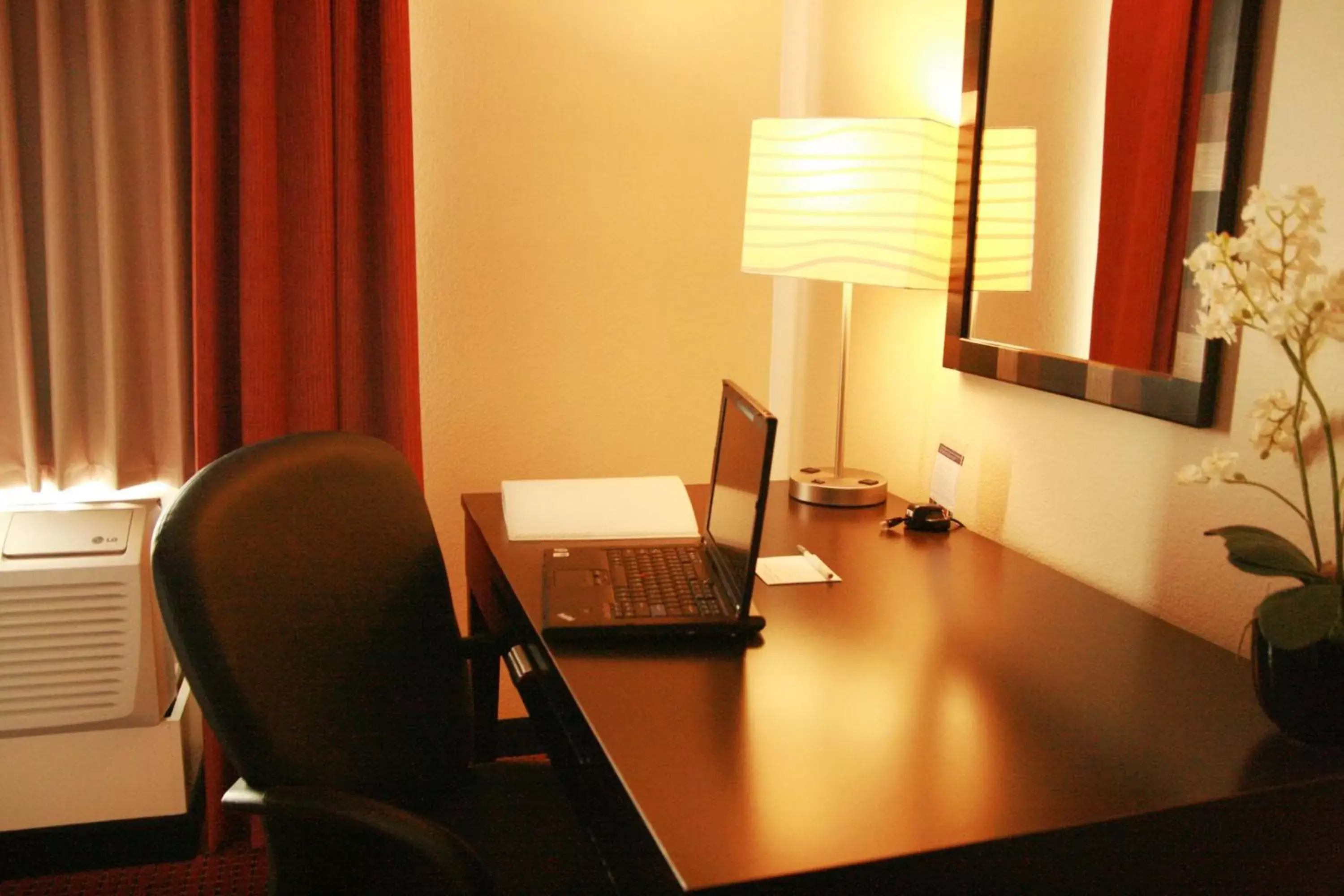 Bed in Hampton Inn & Suites Phoenix Chandler Fashion Center Bed in Hampton Inn & Suites Phoenix Chandler Fashion Center