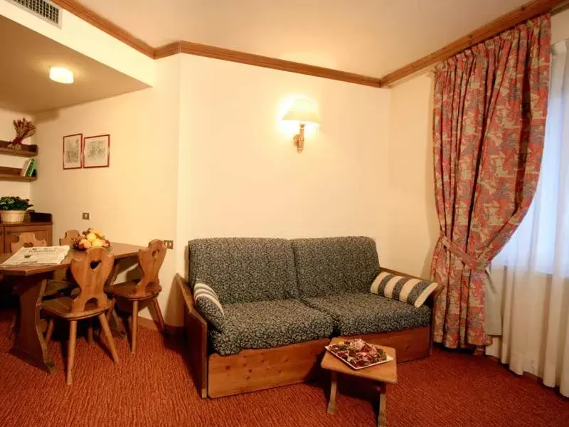 Living room, Seating Area in Hotel Alaska Cortina