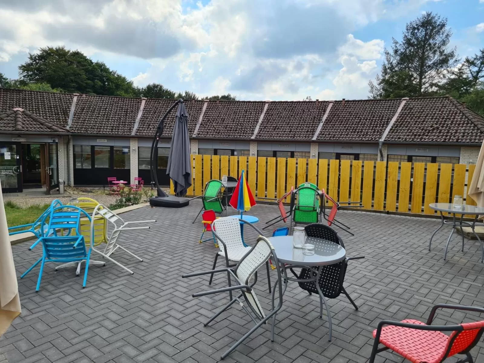 Patio in Hotel Seeblick am Sankelmarker See - Natur und Erholung