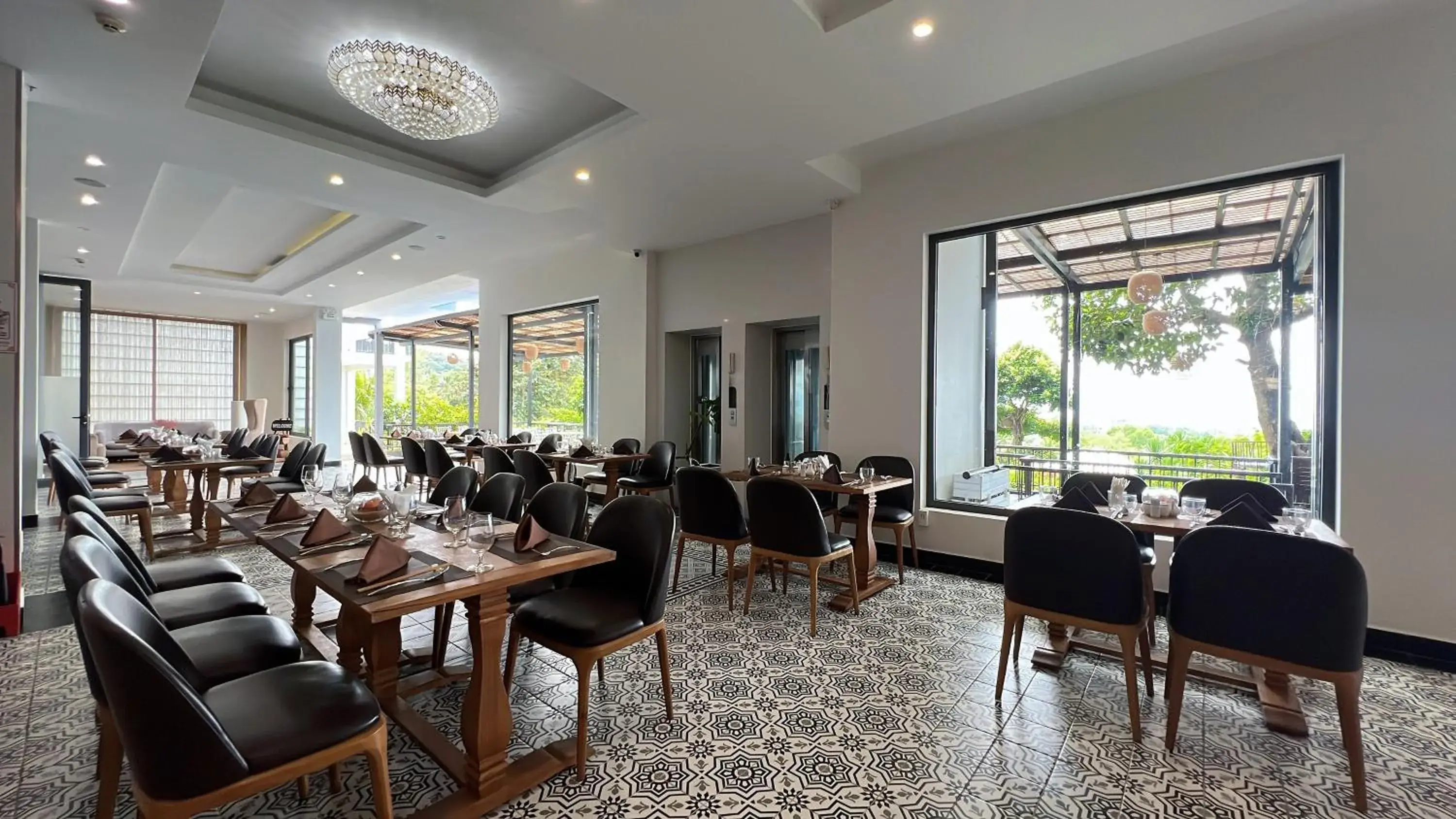 Seating area, Restaurant/Places to Eat in Tom Hill Boutique Resort & Spa
