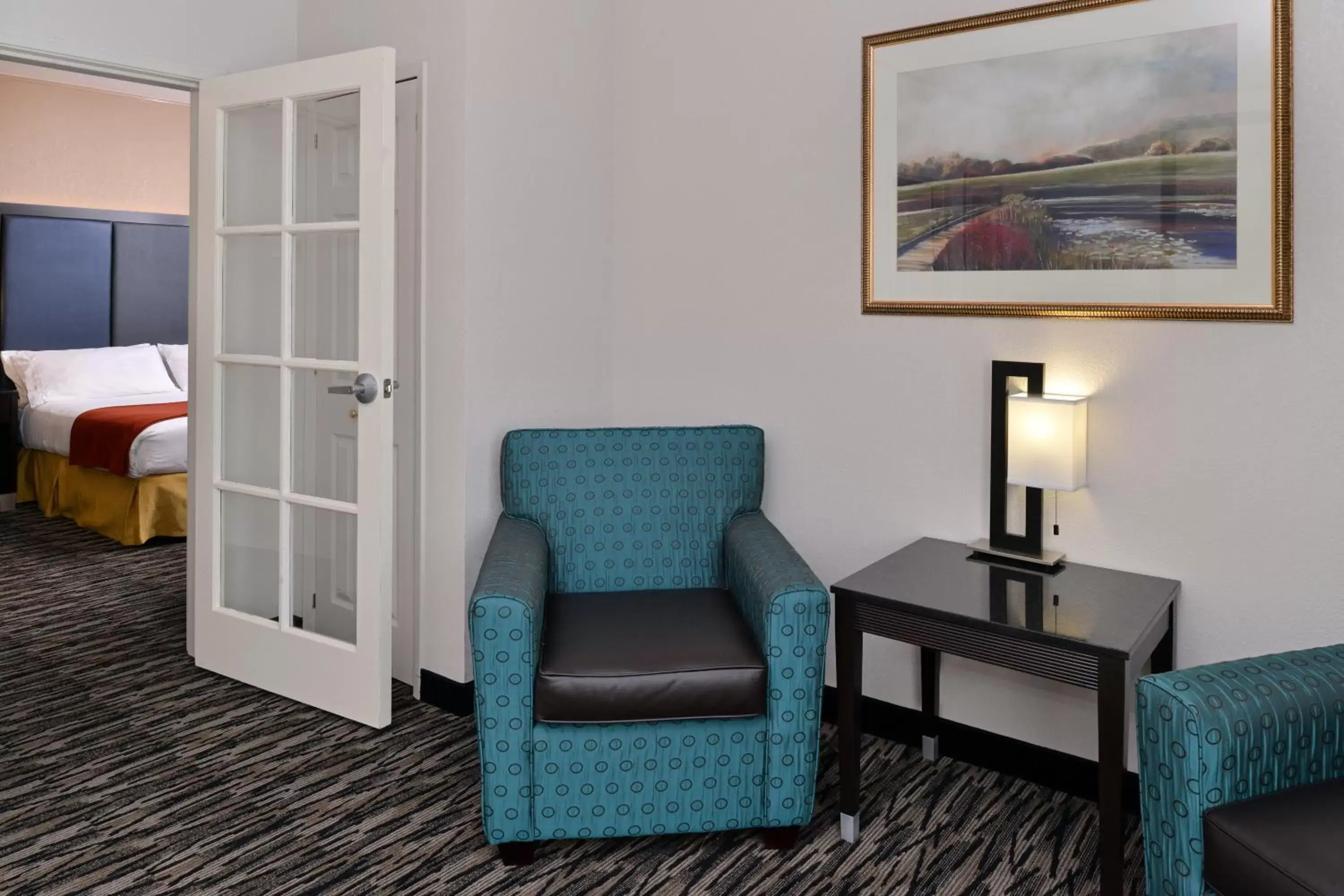 Bedroom, Seating Area in Holiday Inn Express Hotel & Suites Tacoma South - Lakewood, an IHG Hotel