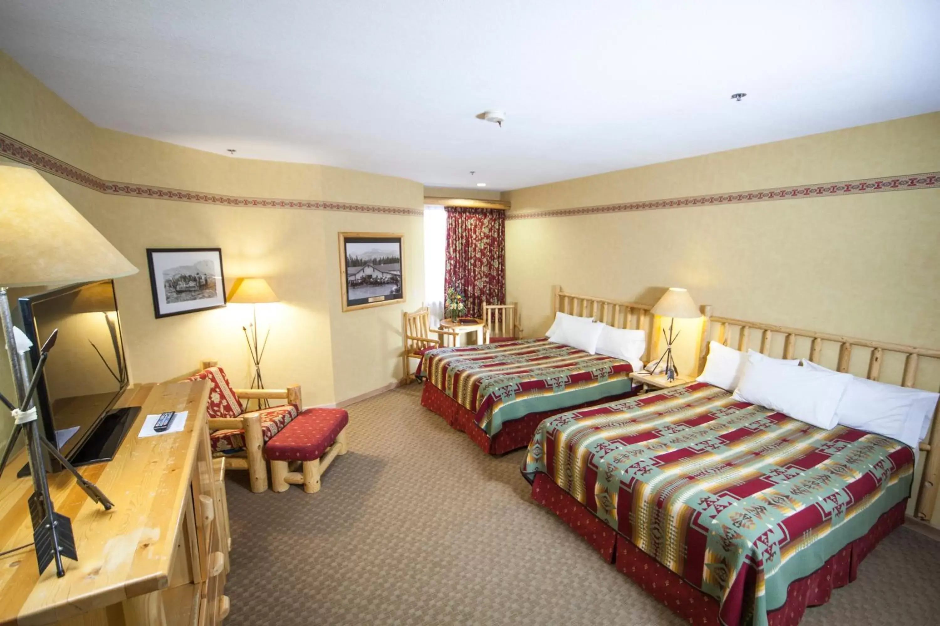 Deluxe Queen Room with Two Queen Beds in Brewster Mountain Lodge