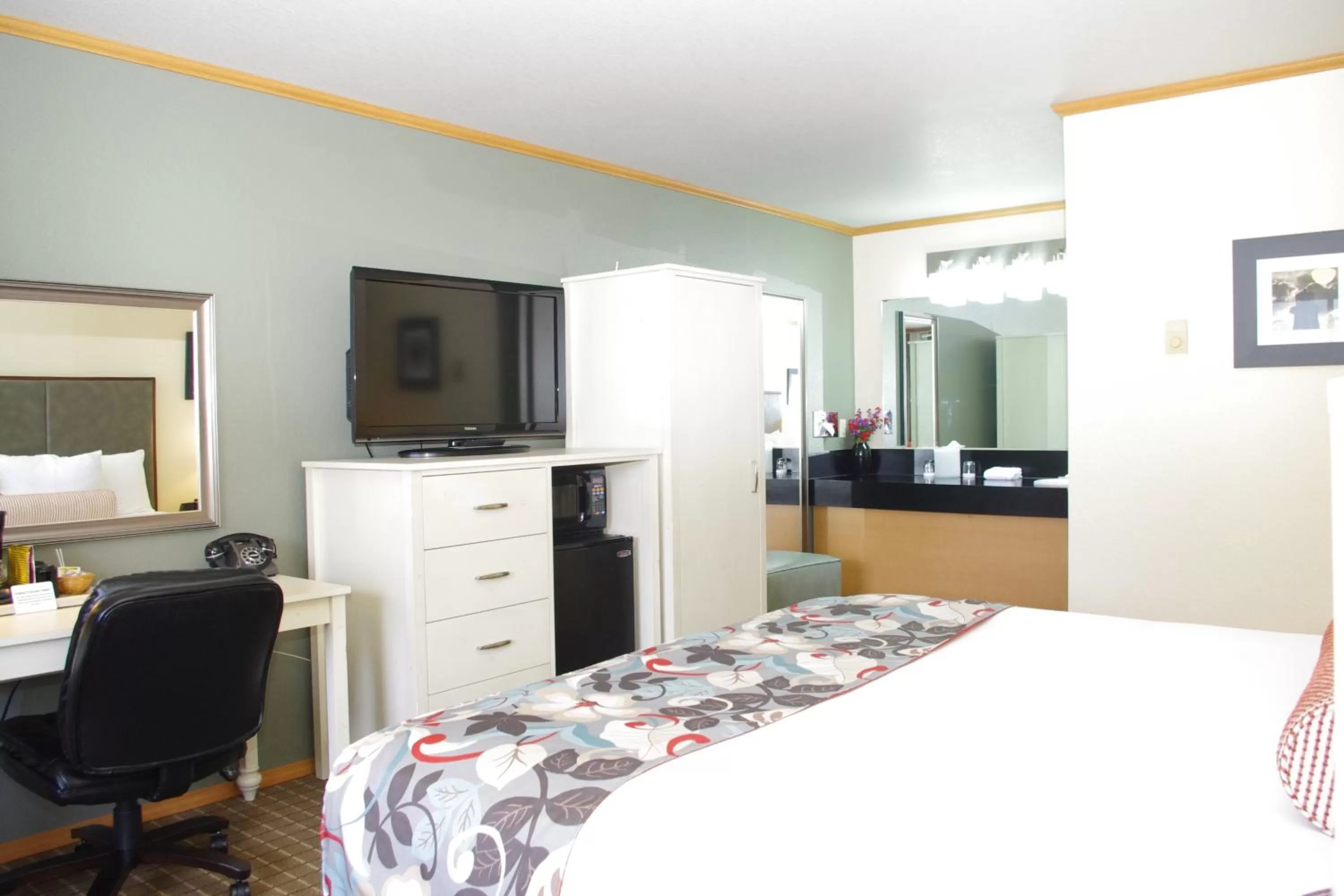 Photo of the whole room, Bed in River House Inn, a Baymont by Wyndham