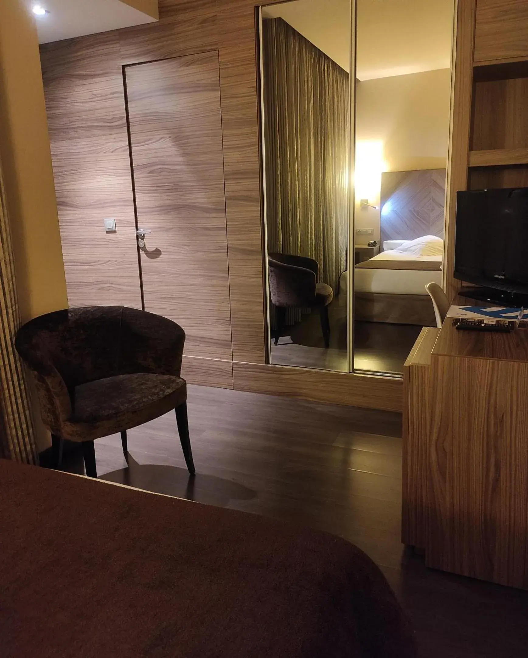 Bed, Seating Area in Hotel Aroi Ponferrada