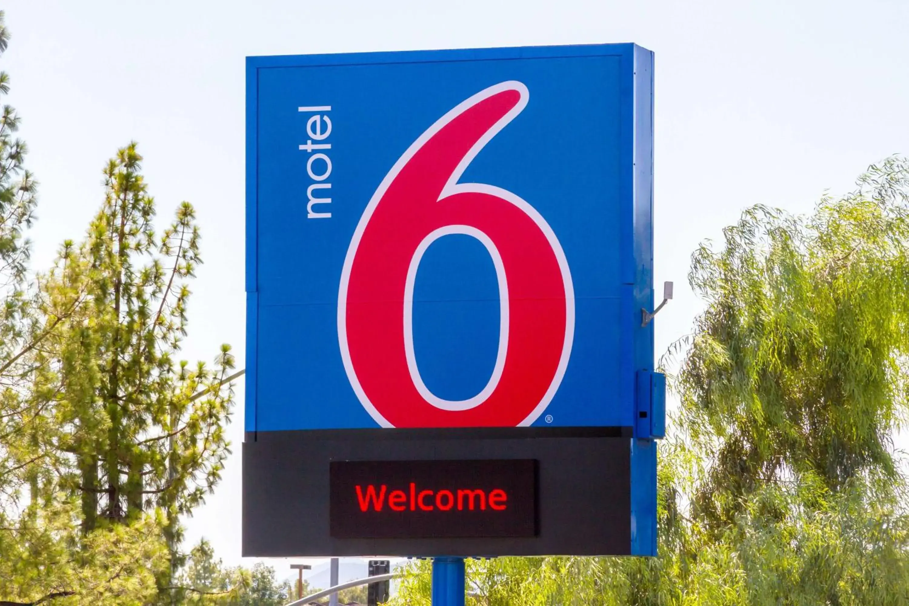 Property building, Property Logo/Sign in Motel 6 Mesa North