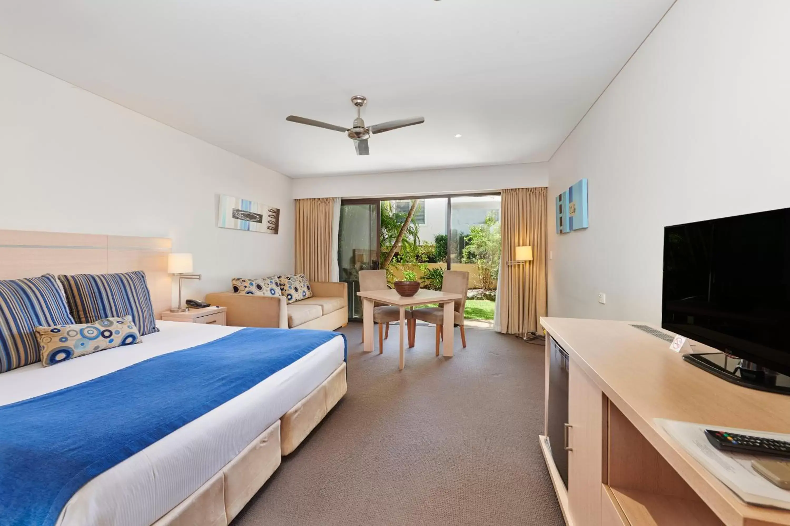 Bedroom, TV/Entertainment Center in Waves Byron Bay