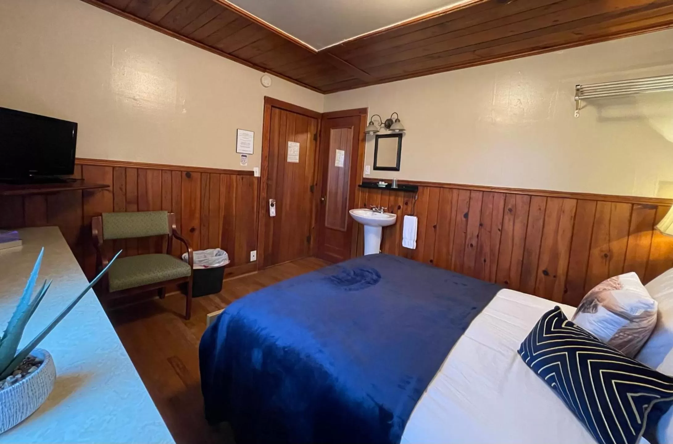 Bed in Skyline Village Inn