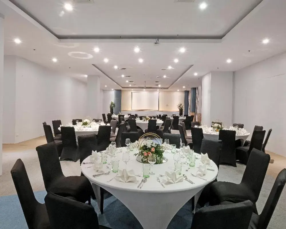 Meeting/conference room, Restaurant/Places to Eat in Solea Mactan Resort