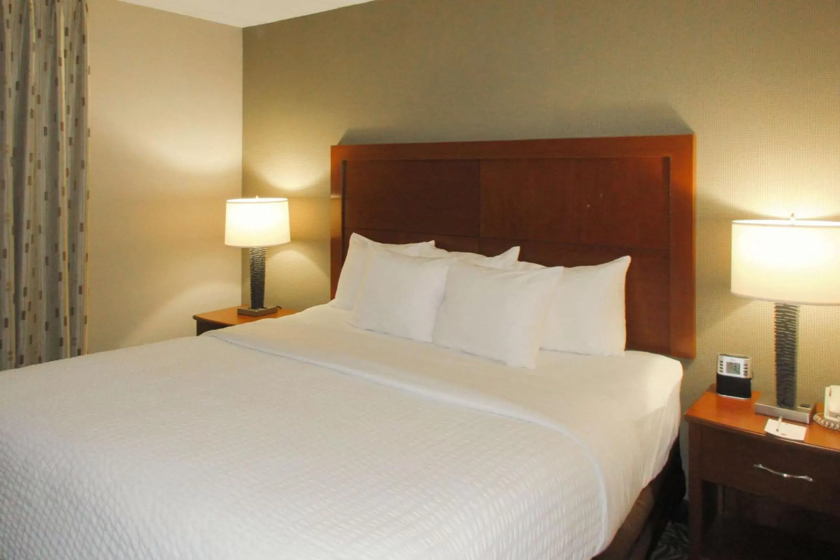 Photo of the whole room, Bed in Clarion Inn & Suites - University Area