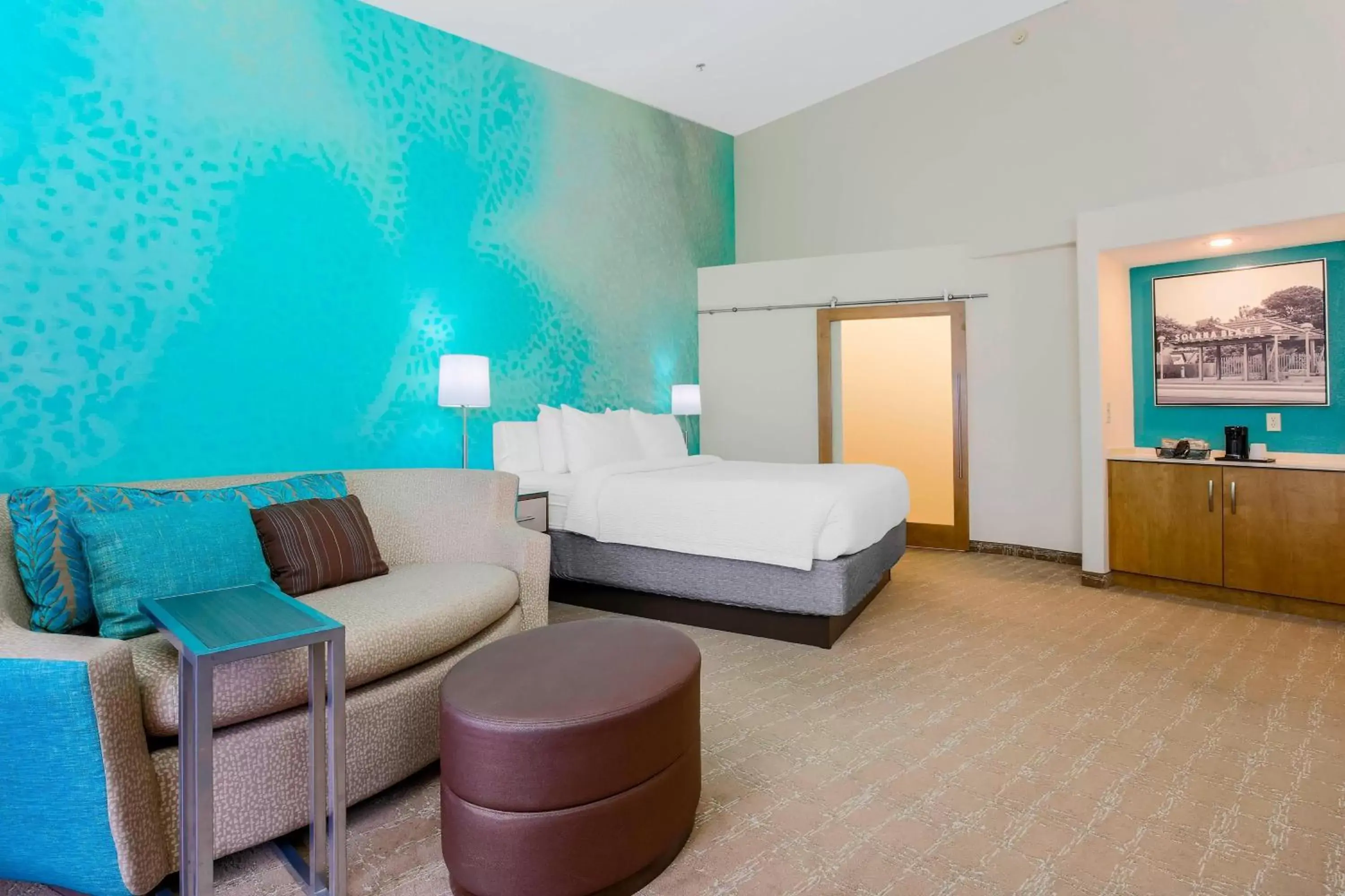 Photo of the whole room, Bed in Courtyard by Marriott San Diego Del Mar/Solana Beach