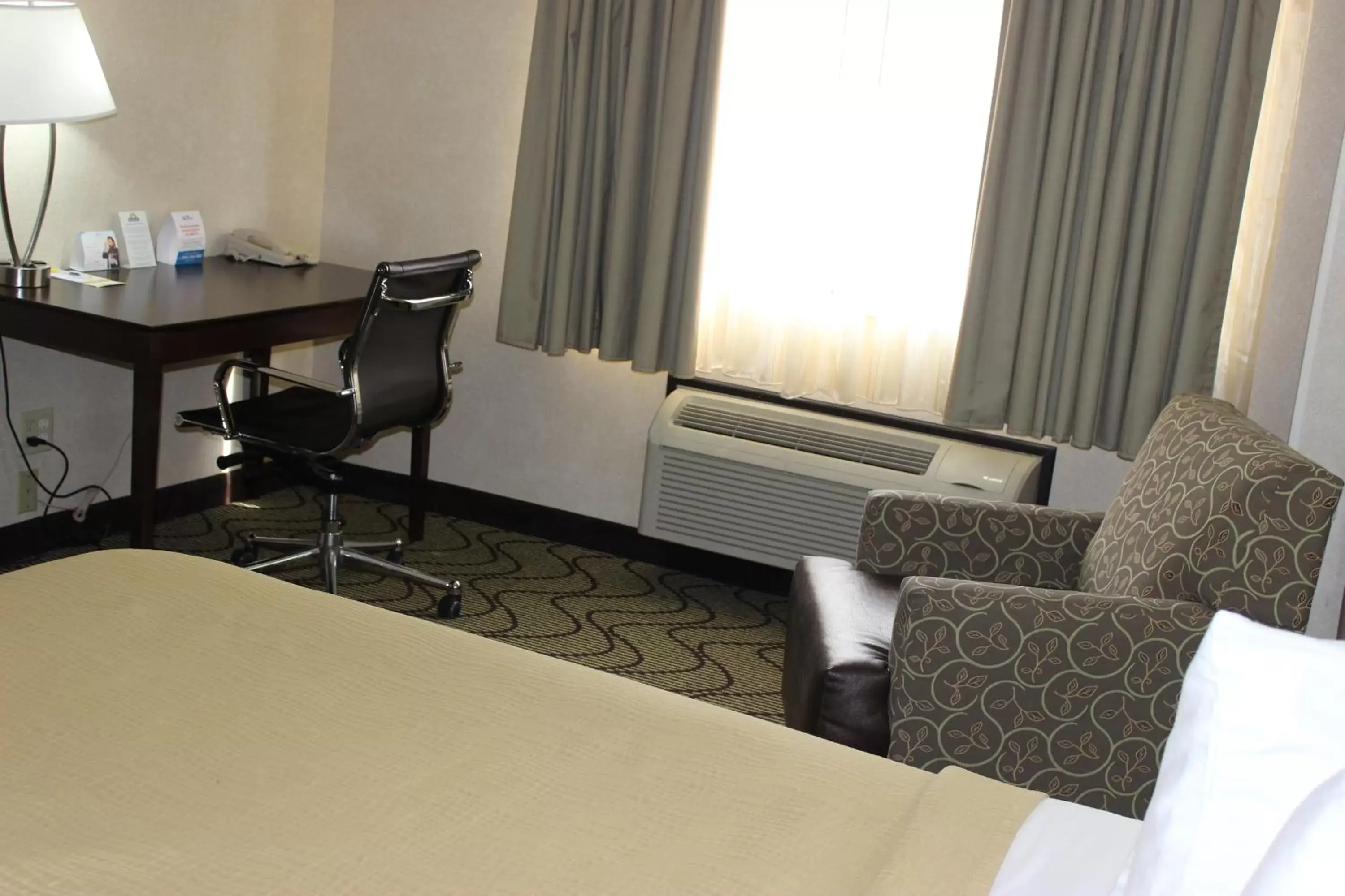 Bed, Seating Area in Days Inn by Wyndham Columbia Mall