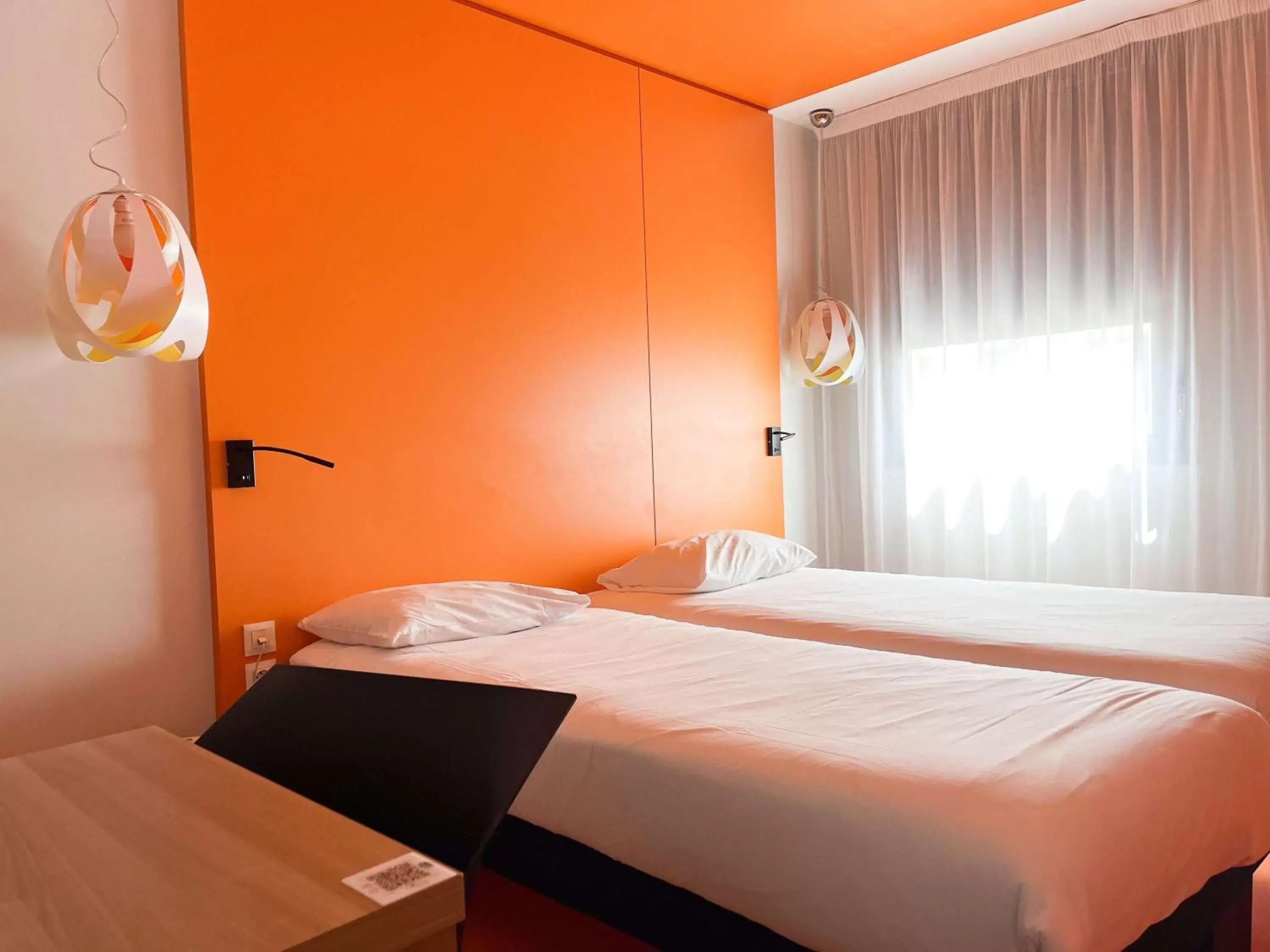 Bedroom, Bed in ibis Styles Nimes Gare Centre