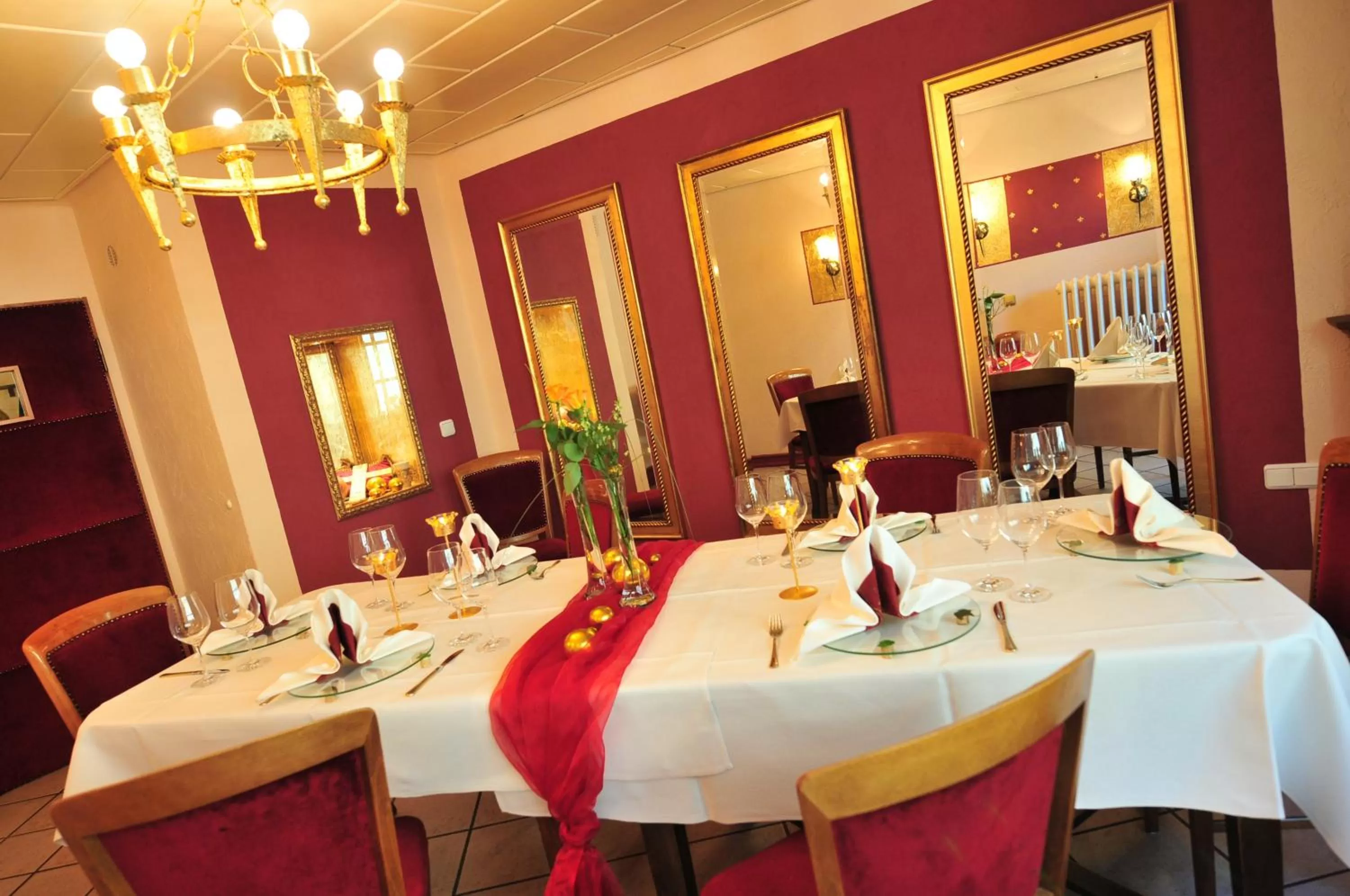 Restaurant/places to eat in Hotel Goldflair am Rathaus