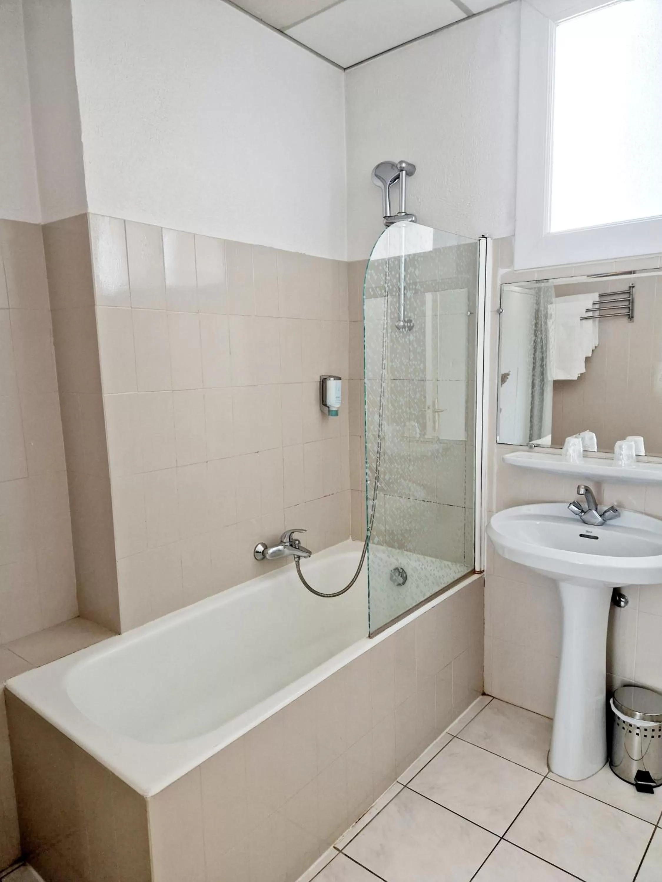 Bathroom in Hôtel P.L.M.