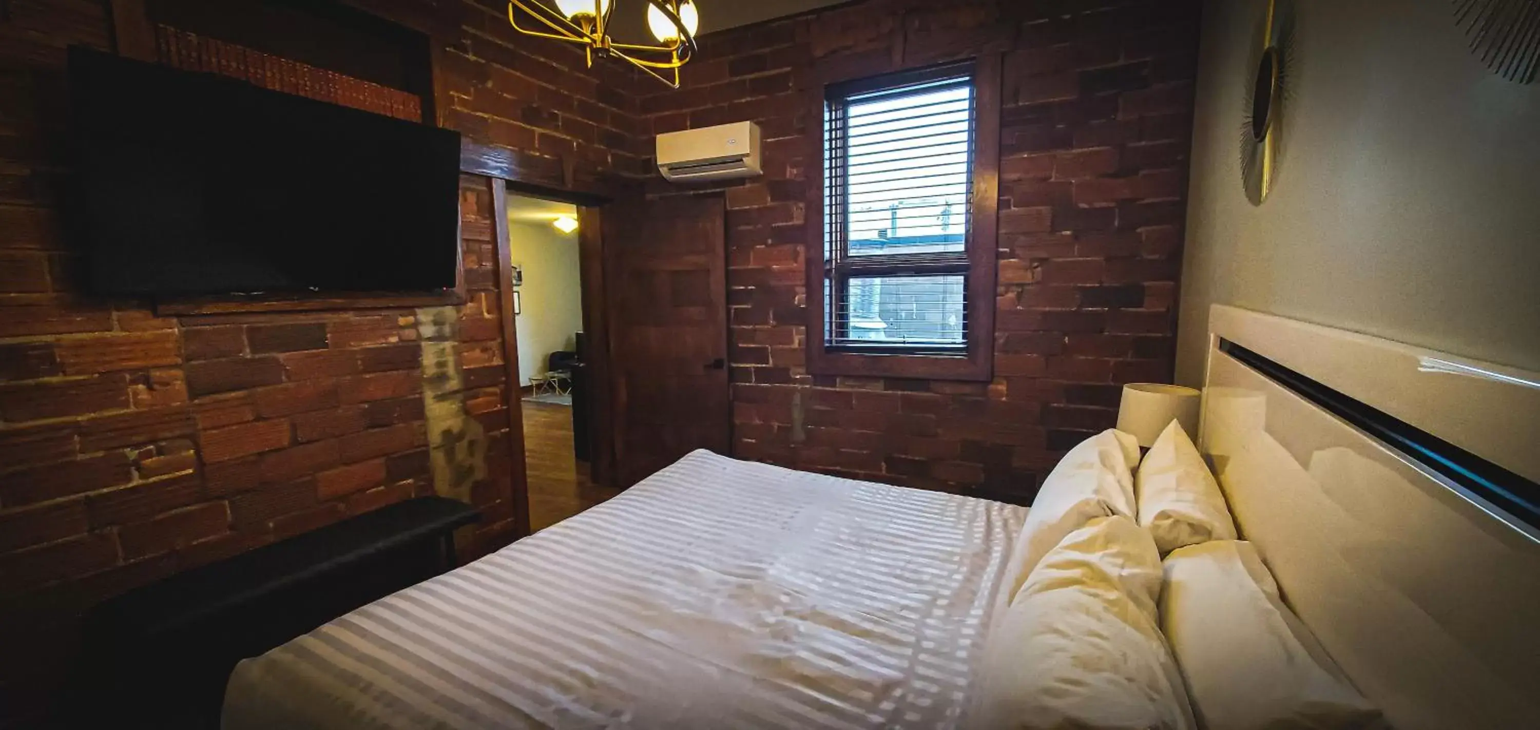 Bed, TV/Entertainment Center in The Baker Hotel