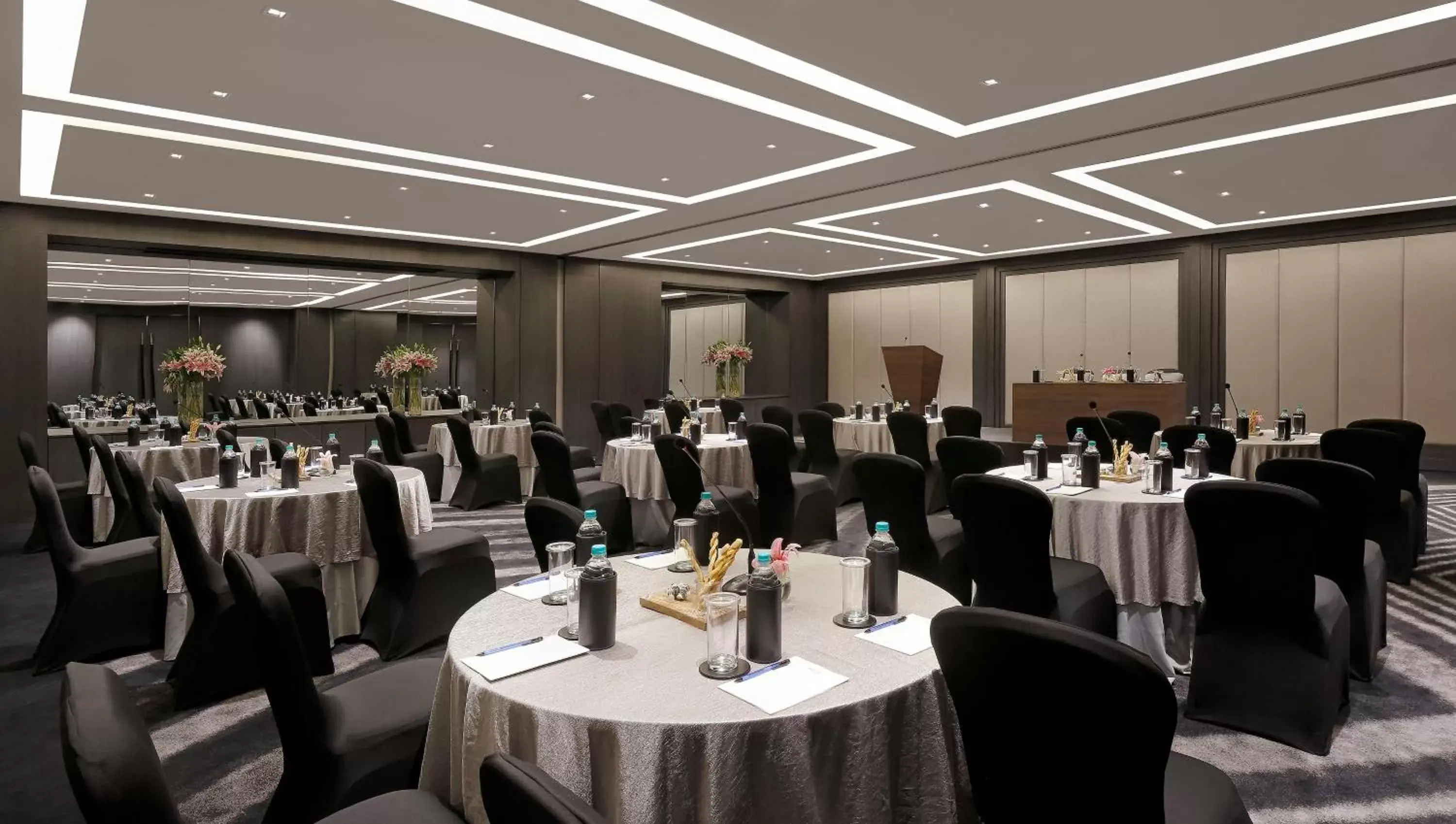 Business facilities, Restaurant/Places to Eat in Novotel Chennai Chamiers Road
