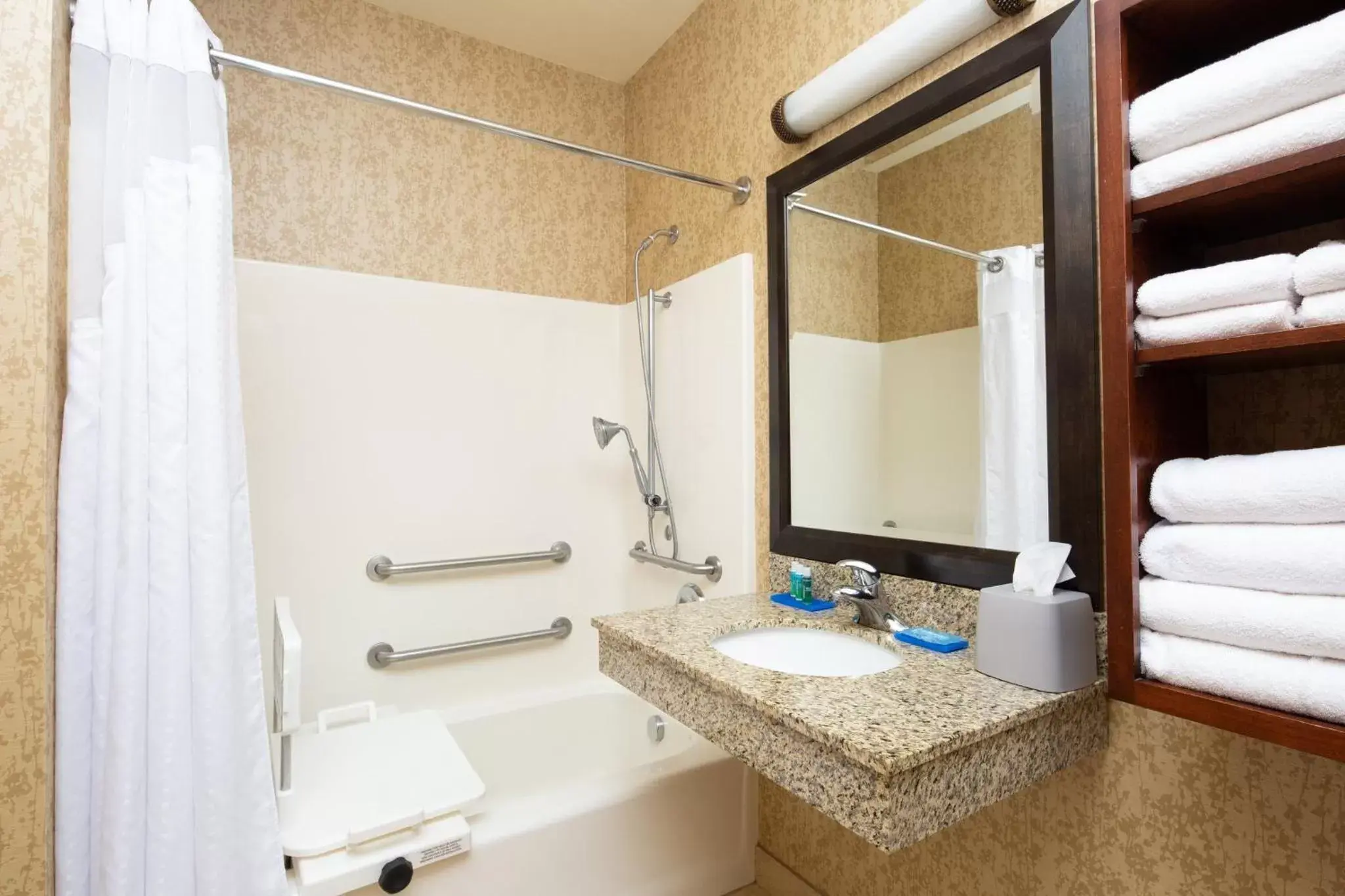 Photo of the whole room, Bathroom in Holiday Inn Express Hotel & Suites Astoria, an IHG Hotel