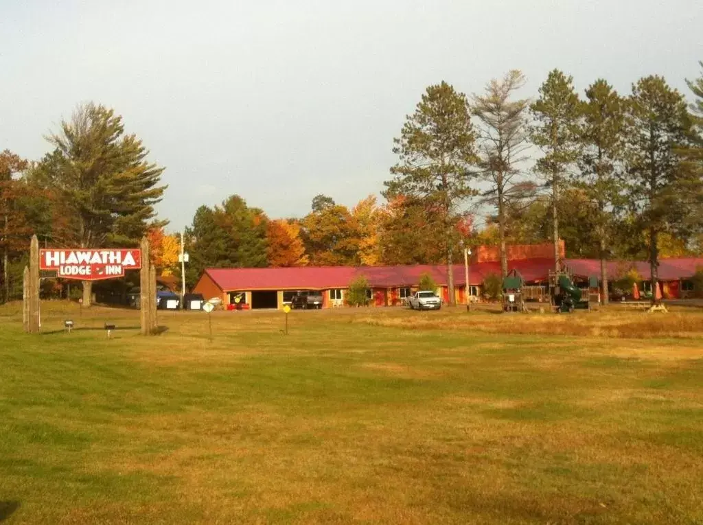 Property Building in Hiawatha Lodge Inn