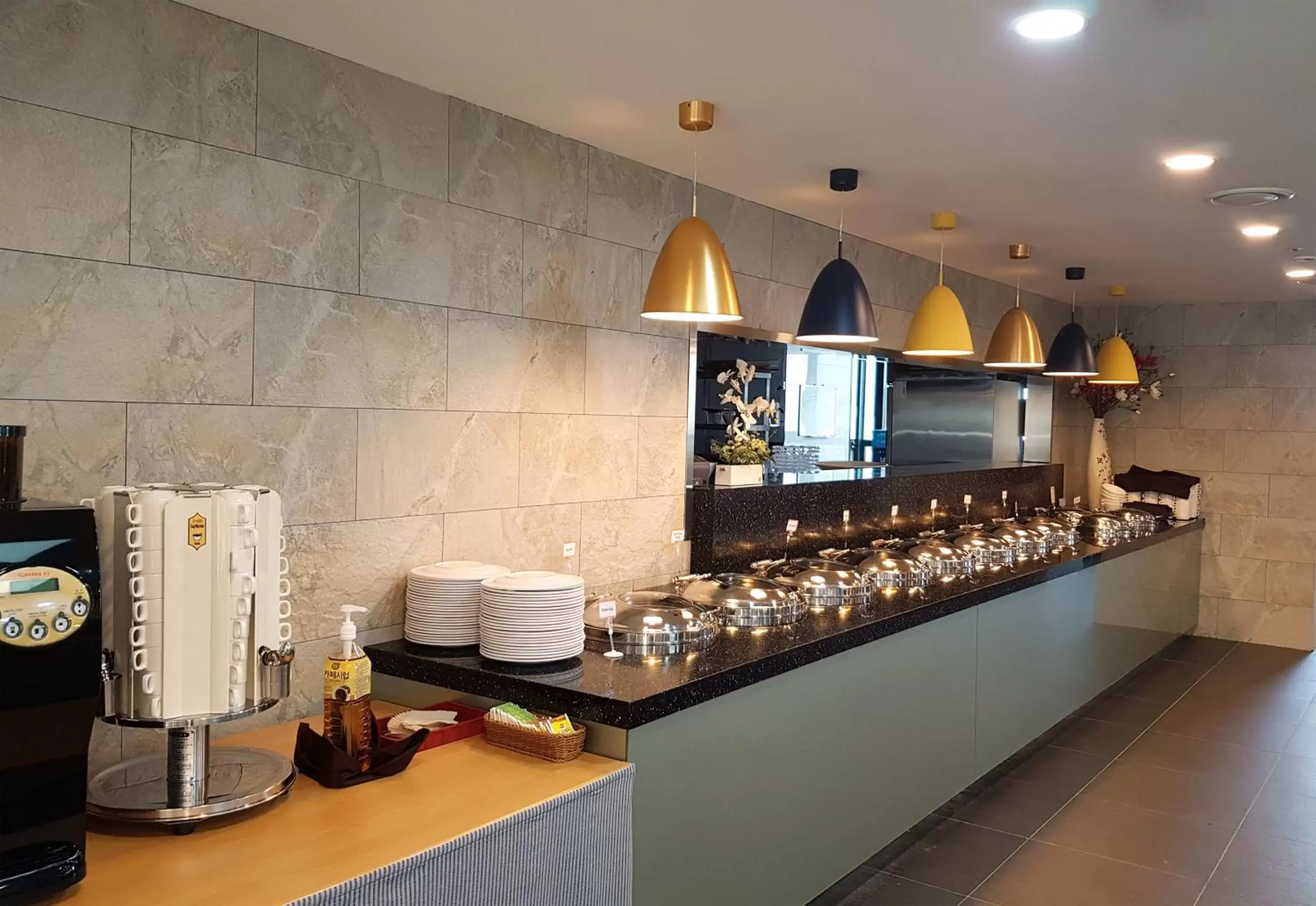 Restaurant/places to eat, Kitchen/Kitchenette in Hotel Skypark Kingstown Dongdaemun