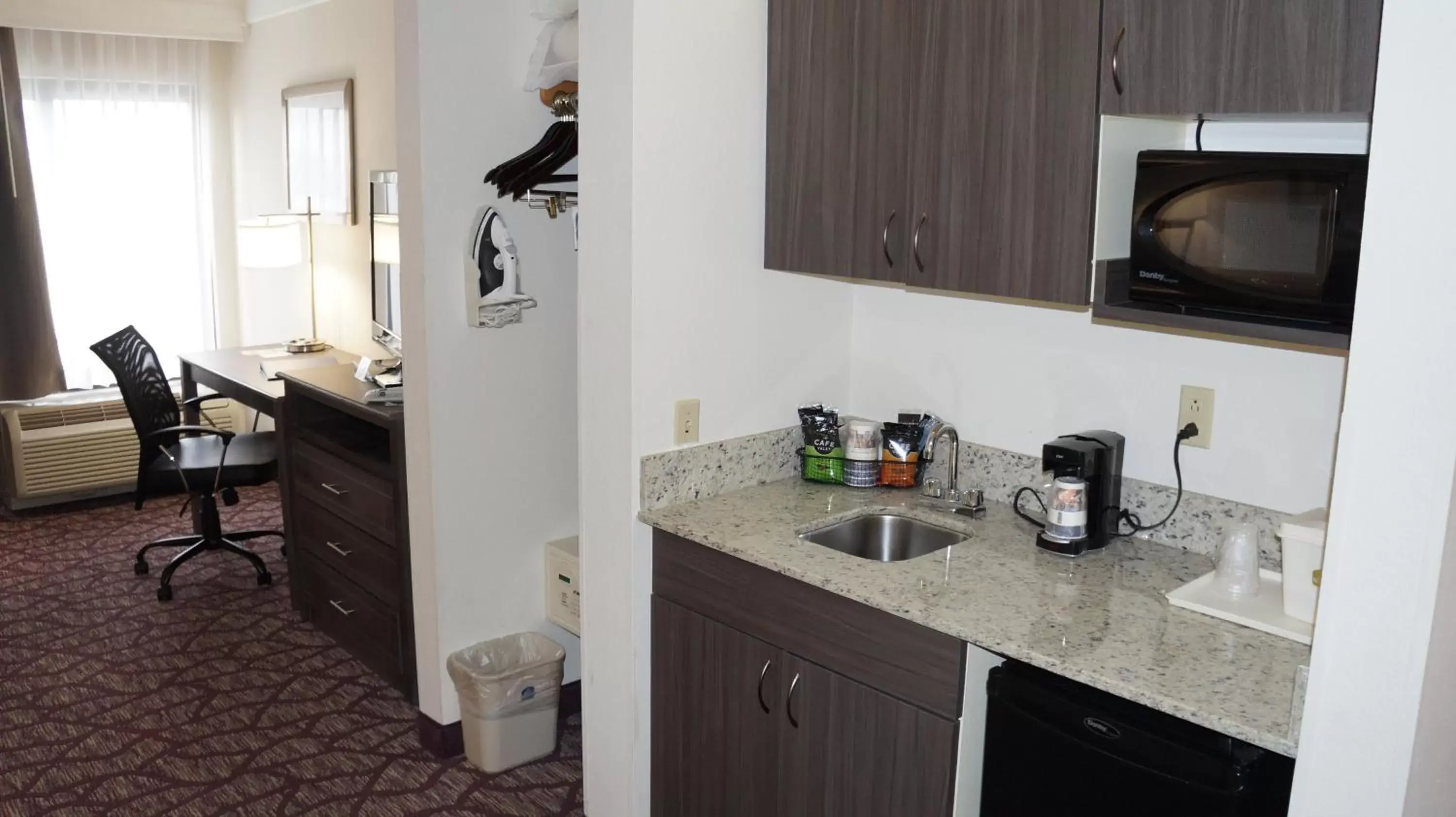 Kitchen or kitchenette, Kitchen/Kitchenette in Best Western Airport Inn Fort Myers