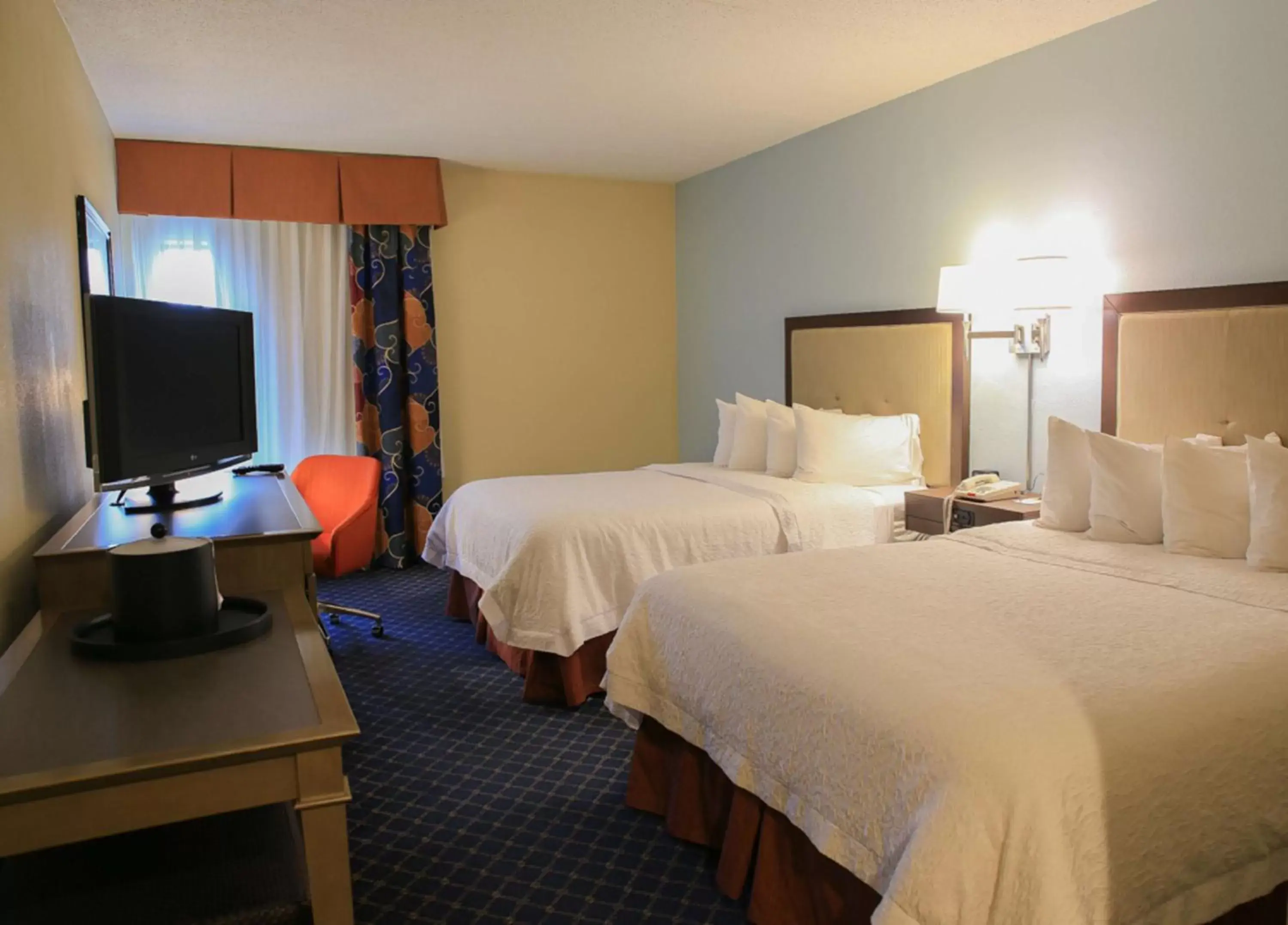 Bedroom, Bed in Hampton Inn Bordentown