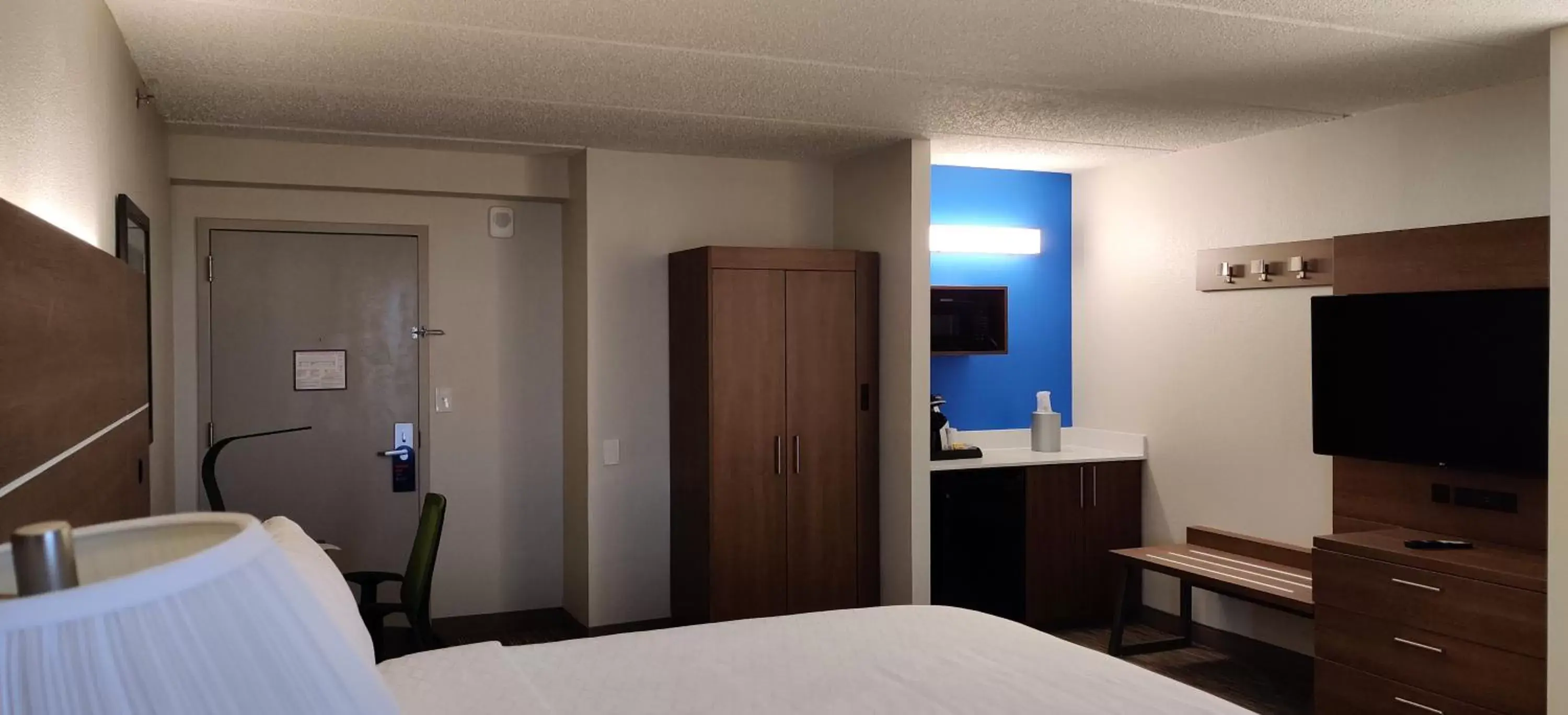 Bed in Holiday Inn Express Hotel & Suites Dallas Fort Worth Airport South, an IHG Hotel