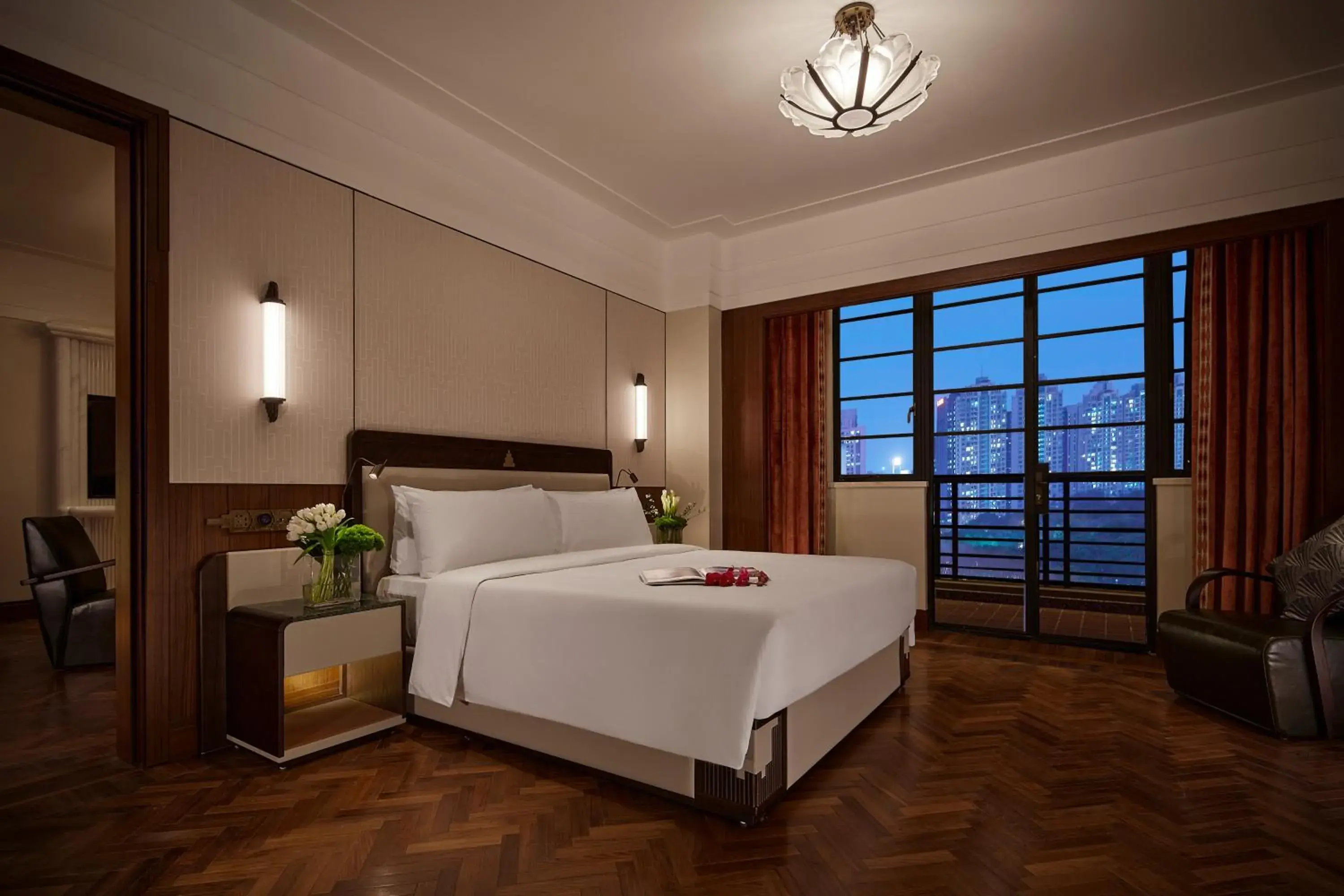 Bed in Juss Hengshan HotelFormer Regal International East Asia Hotel