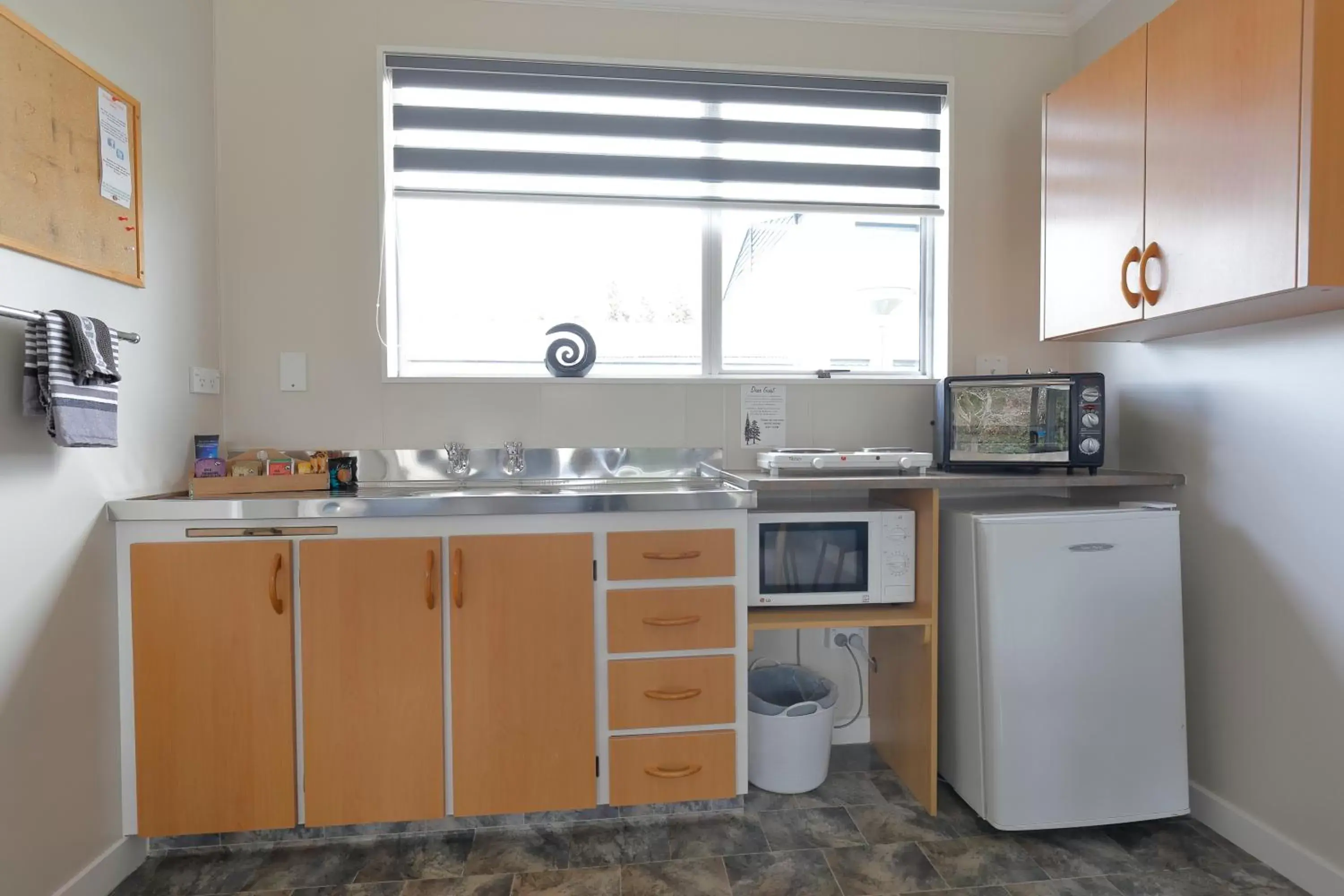 Kitchen or kitchenette, Kitchen/Kitchenette in Aden Motel