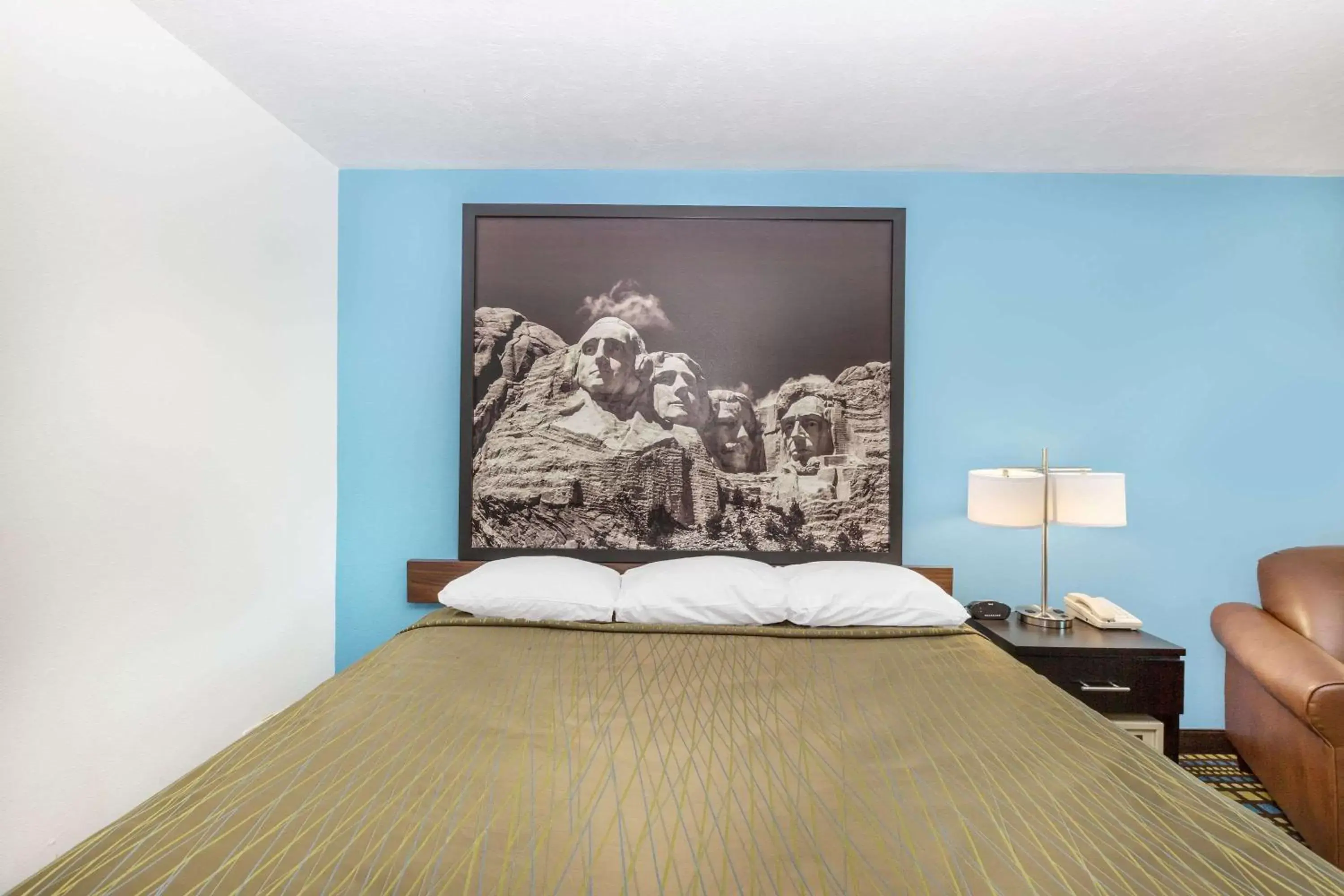 Photo of the whole room, Bed in Super 8 by Wyndham North Sioux City