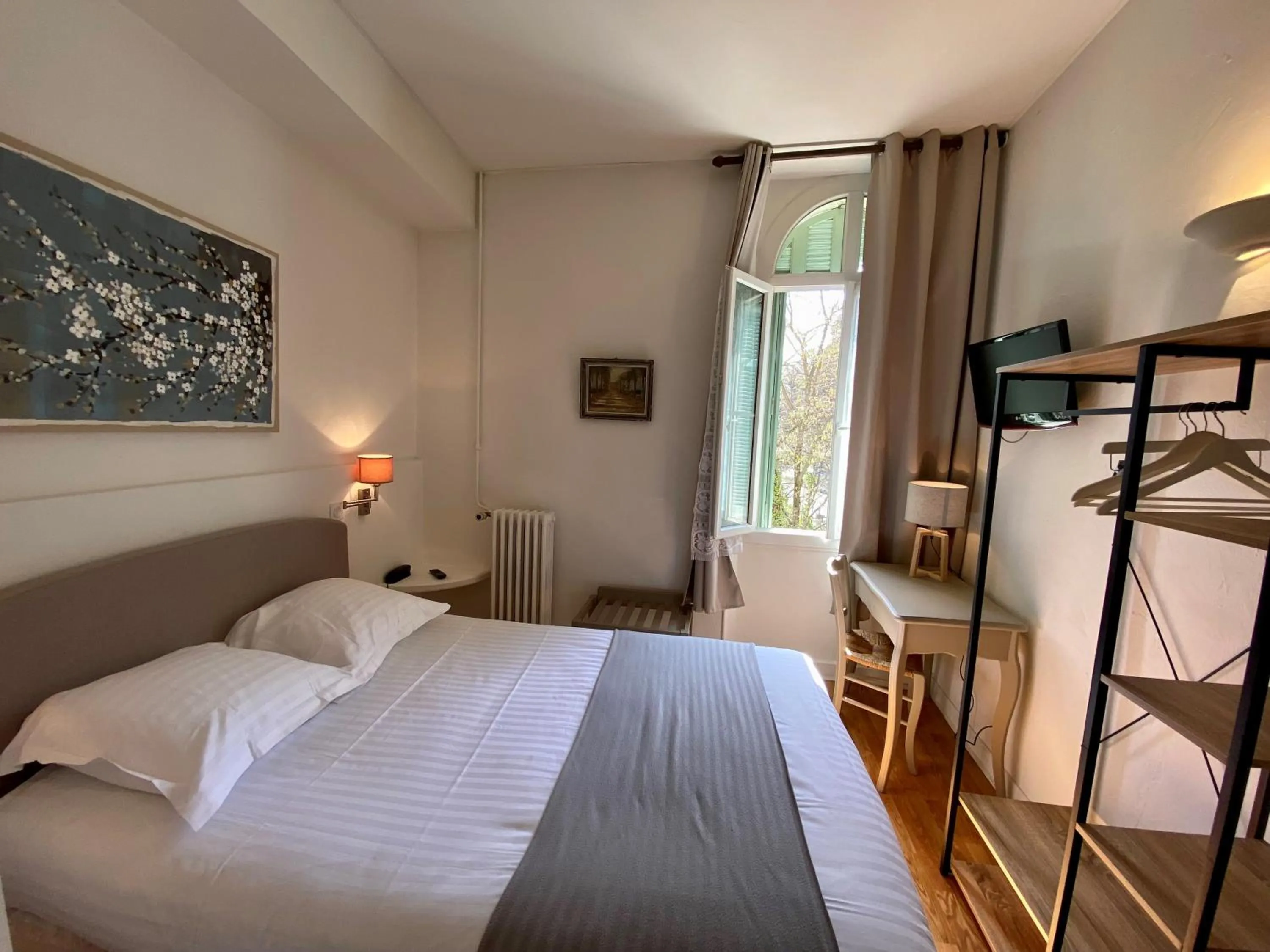 Bed in Logis Hôtel La Bellaudière