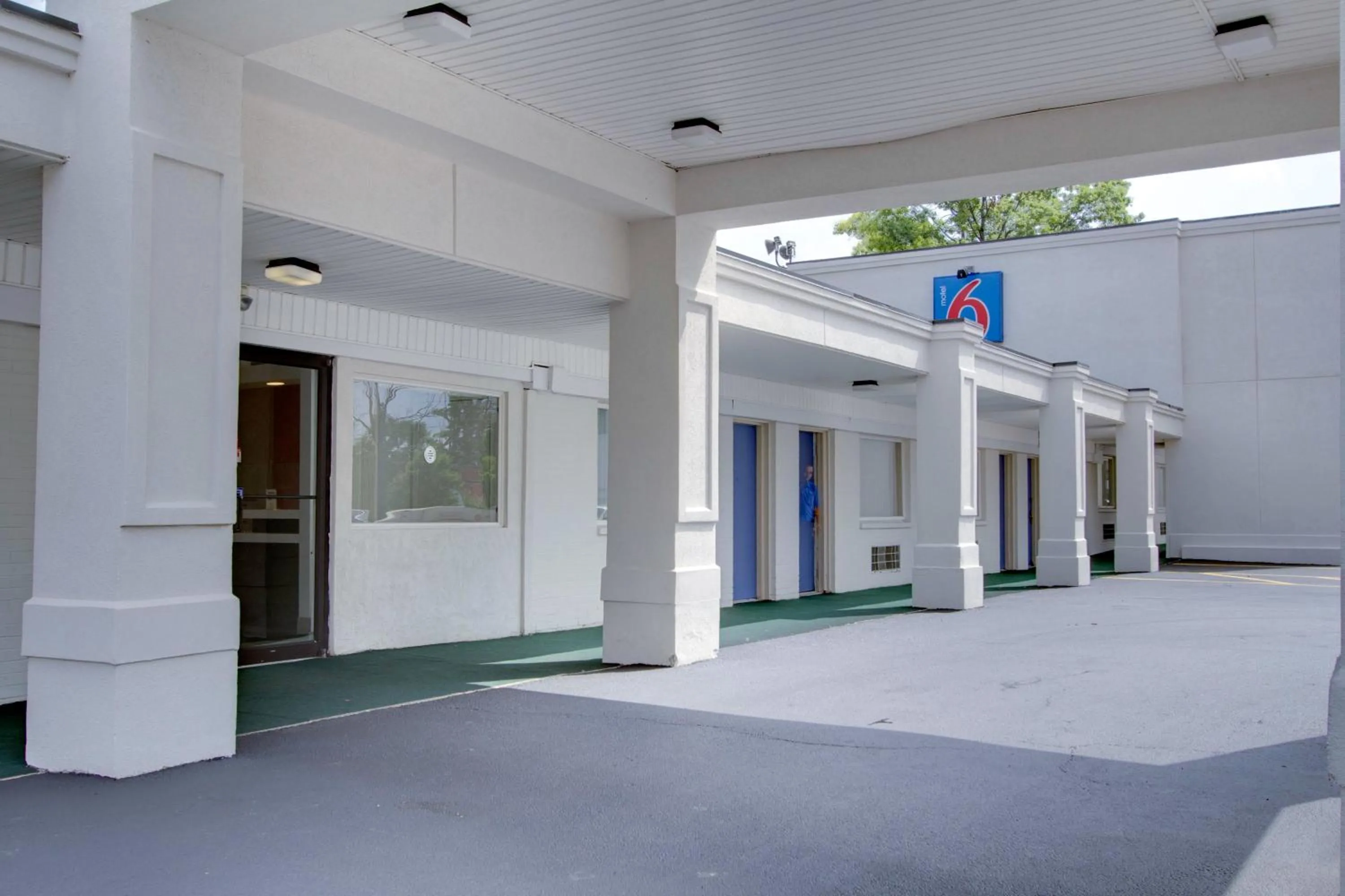 Facade/entrance in Motel 6-Richfield, OH