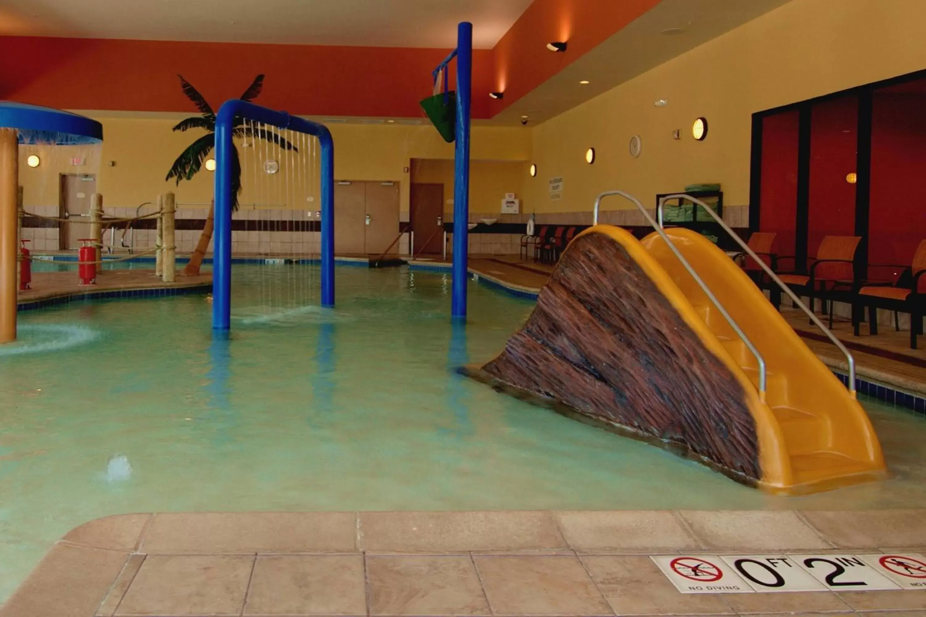 Swimming pool in Courtyard by Marriott Madison West / Middleton