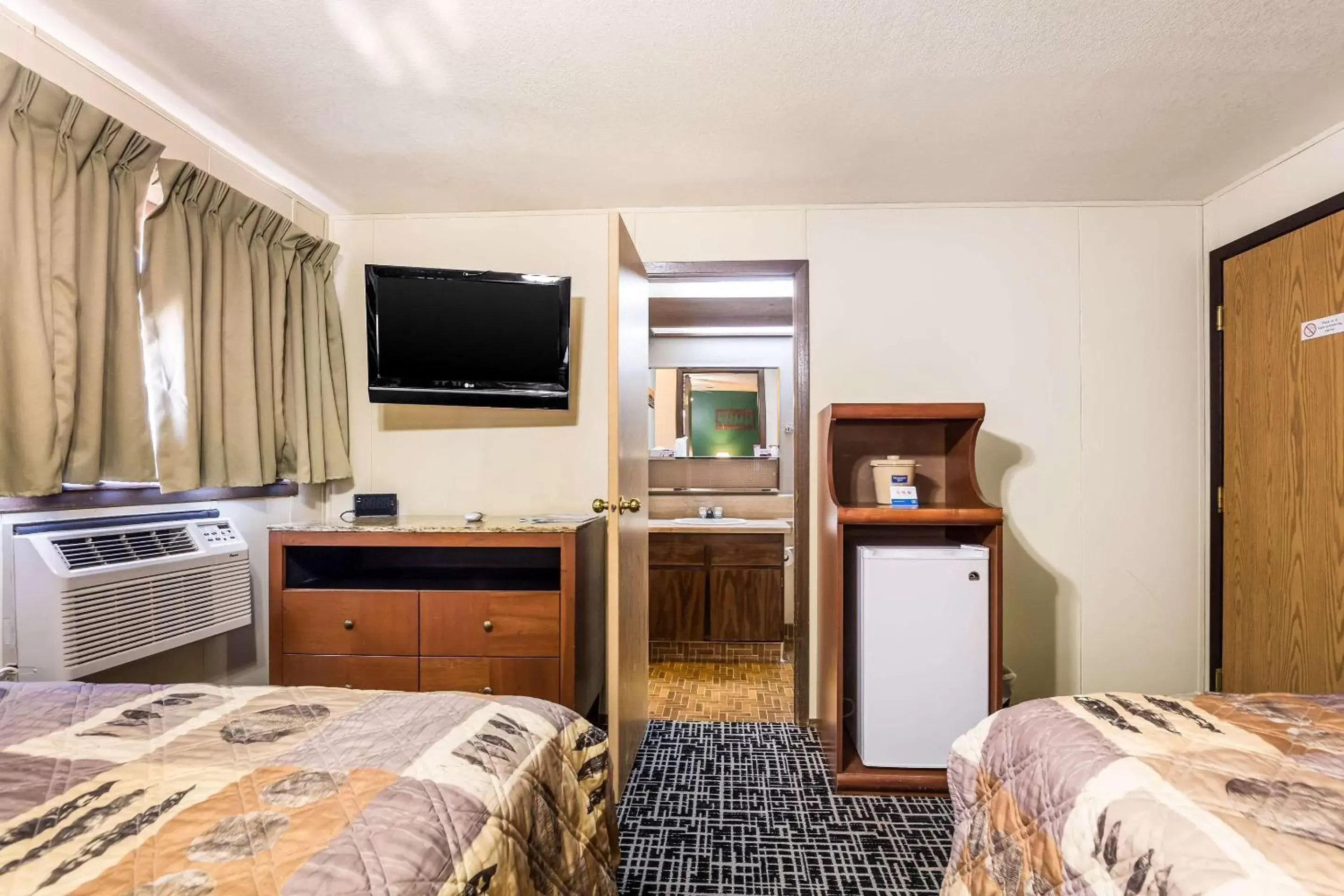 Photo of the whole room, TV/Entertainment Center in Rodeway Inn & Suites Big Water - Antelope Canyon