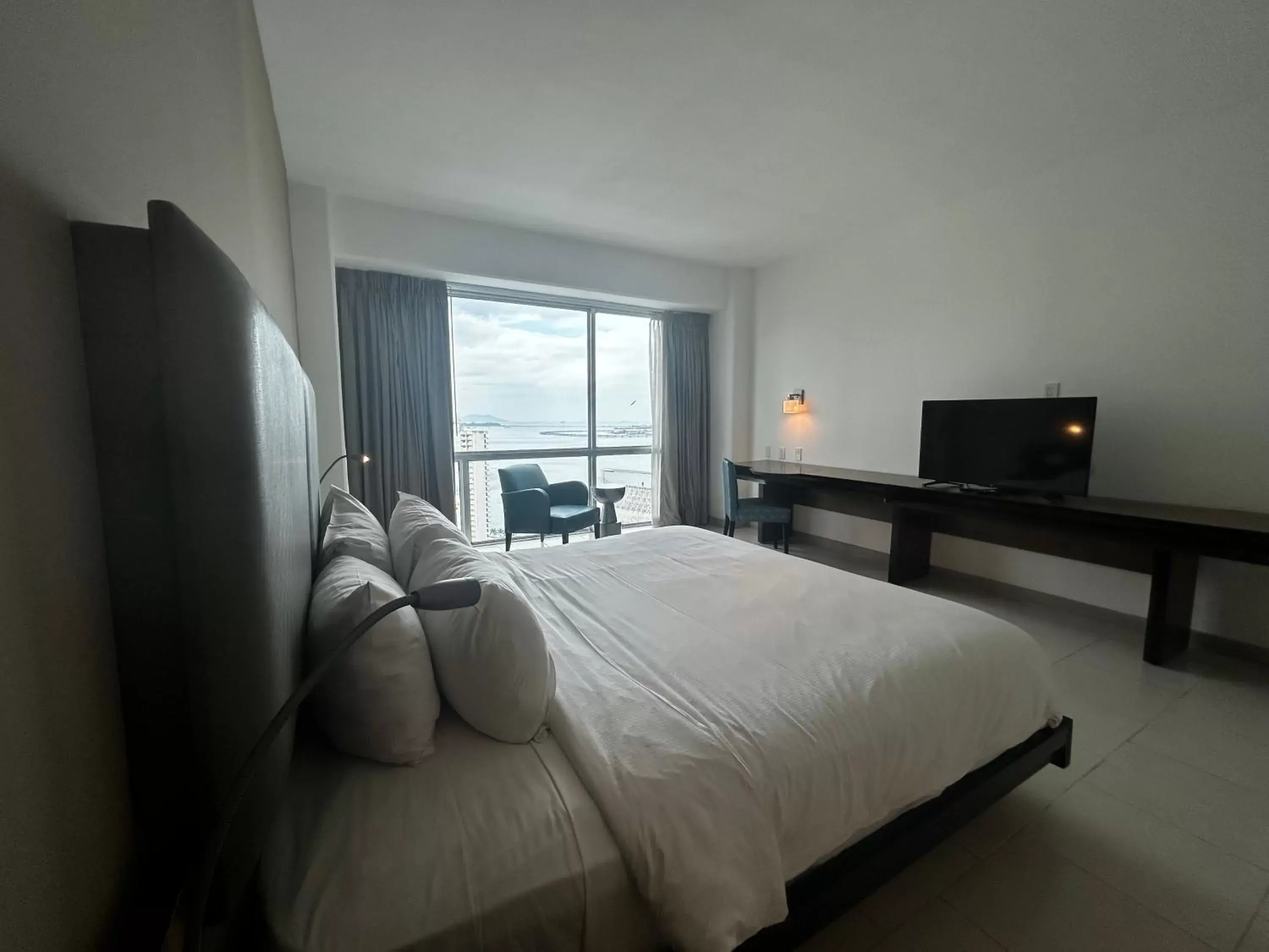 Bed, TV/Entertainment Center in Decapolis Hotel Panama City