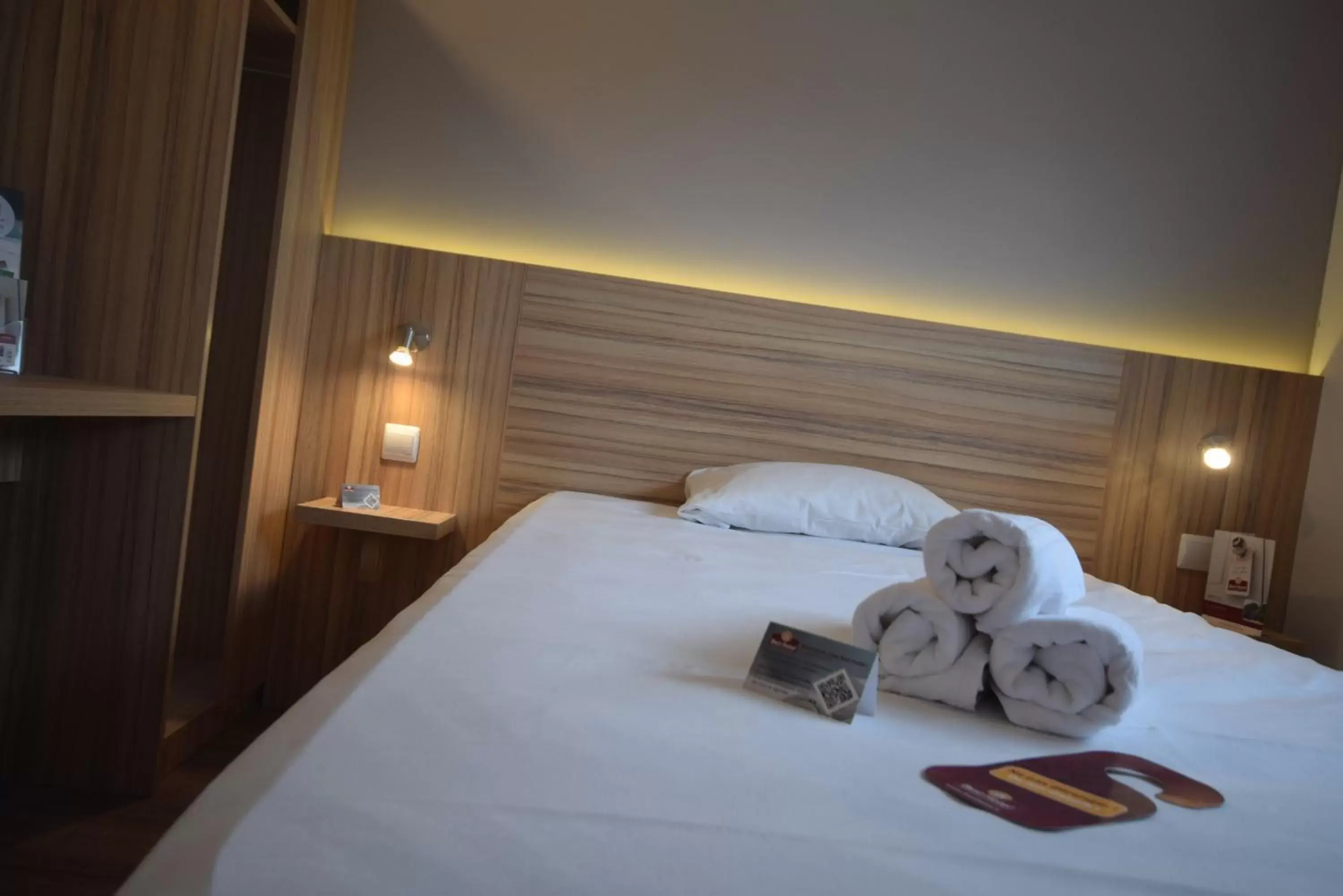 Photo of the whole room, Bed in Best Hotel Bordeaux Sud