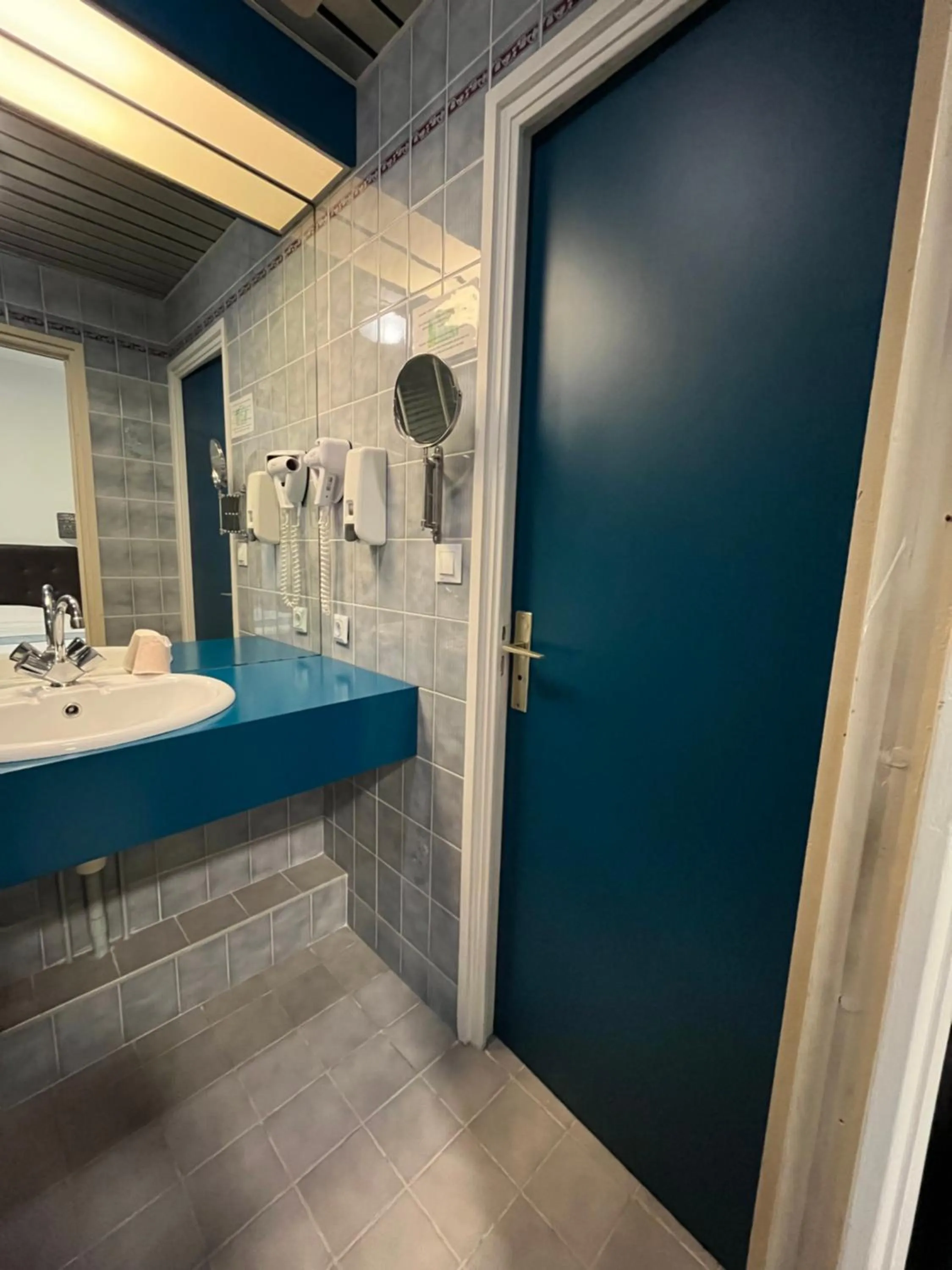 Bathroom in Hôtel Agena