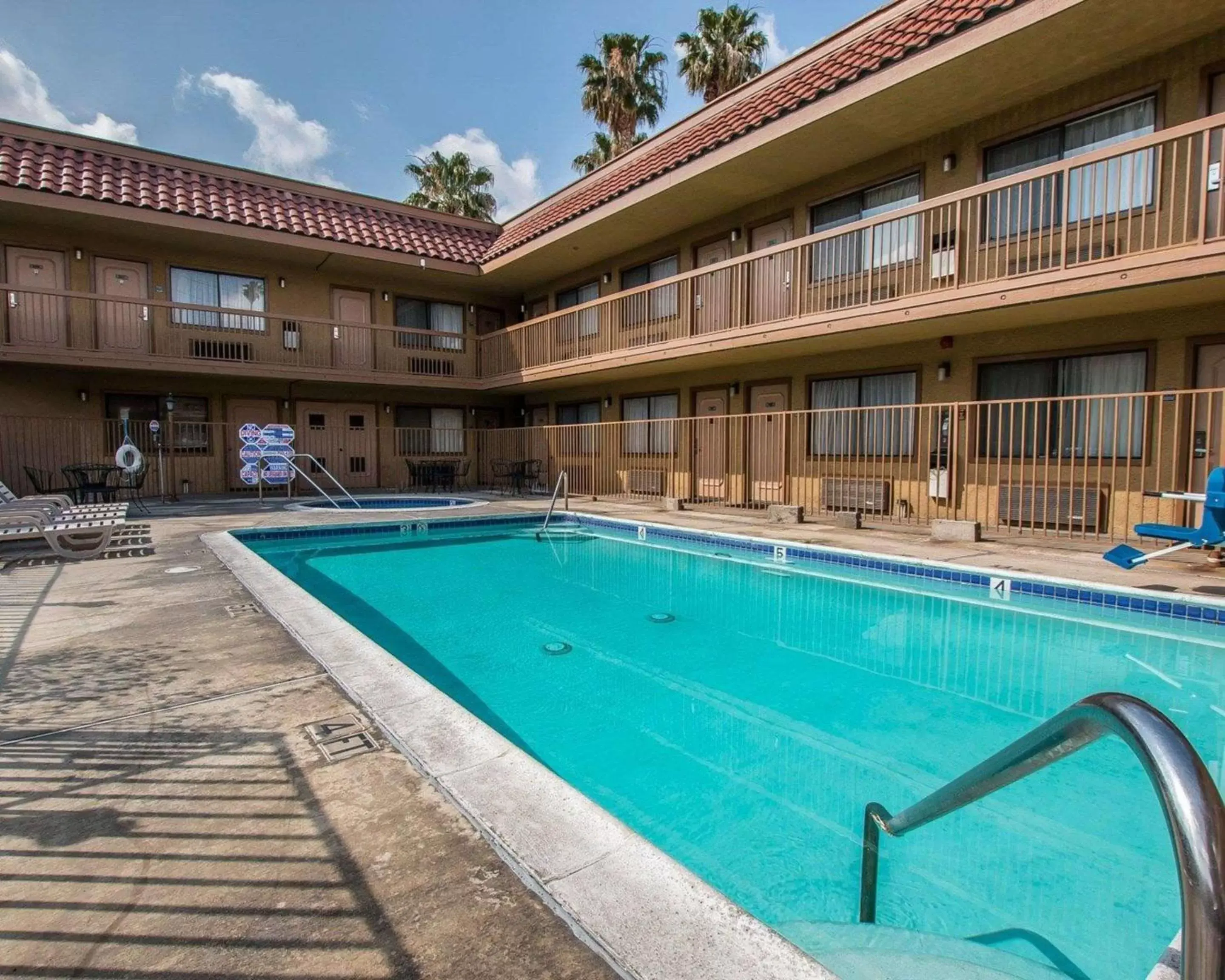 Swimming Pool in Palm Inn Hotel near Tyler Mall Riverside