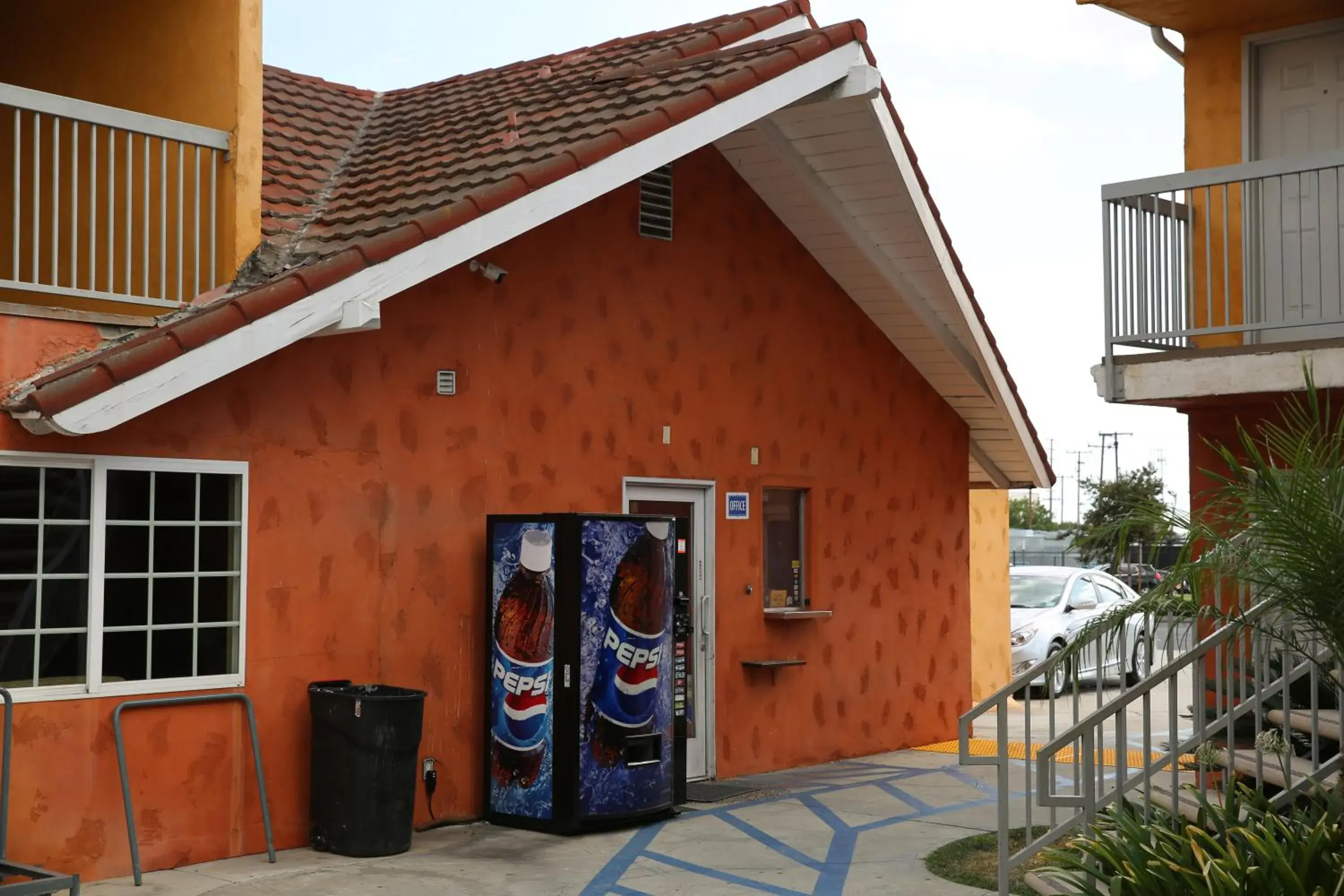 Facade/entrance in Chateau Inn & Suites Facade/entrance in Chateau Inn & Suites