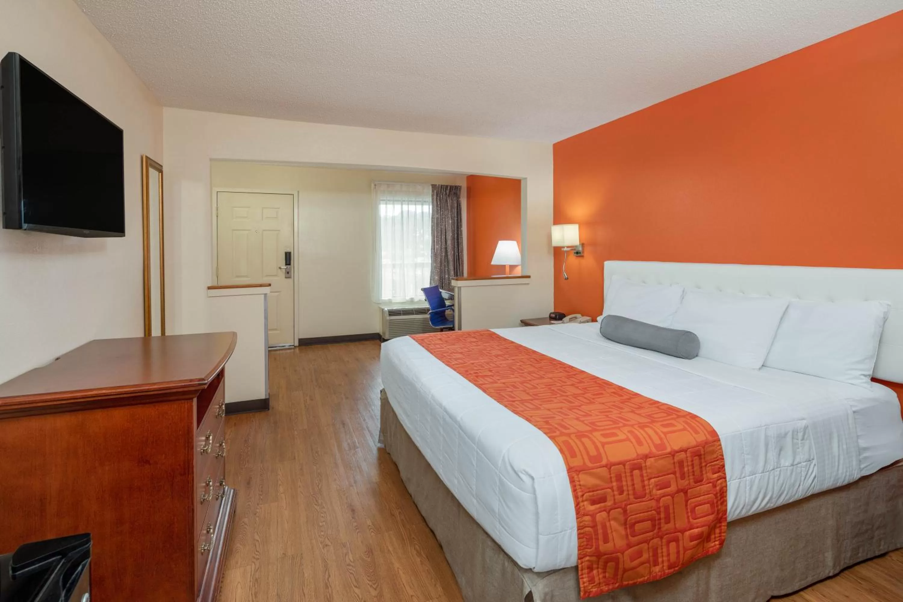 Bathroom, Bed in Howard Johnson by Wyndham Savannah GA