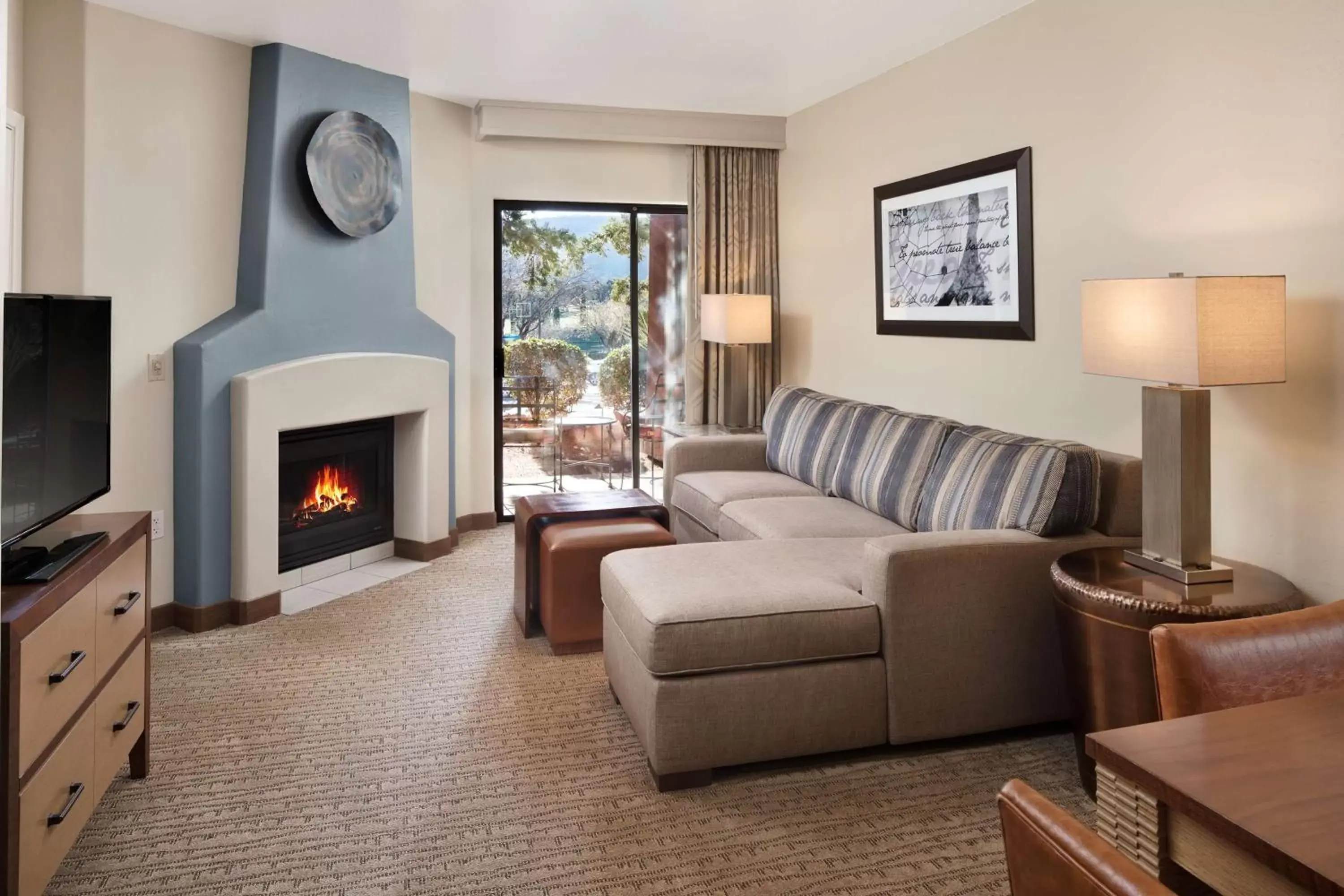 Bedroom, Seating Area in Hilton Sedona Resort at Bell Rock