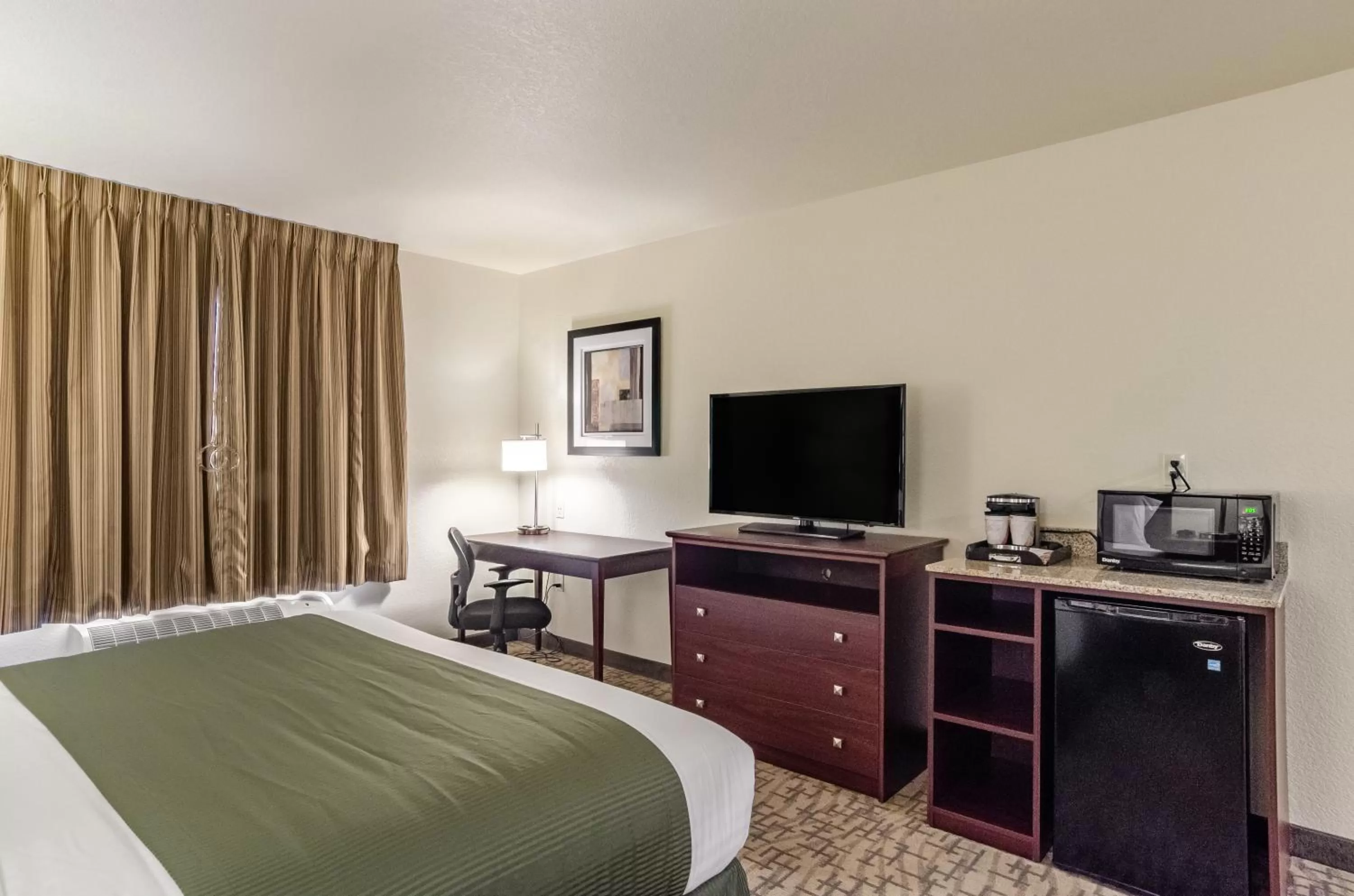 TV and multimedia, Bed in Cobblestone Inn & Suites - Bridgeport
