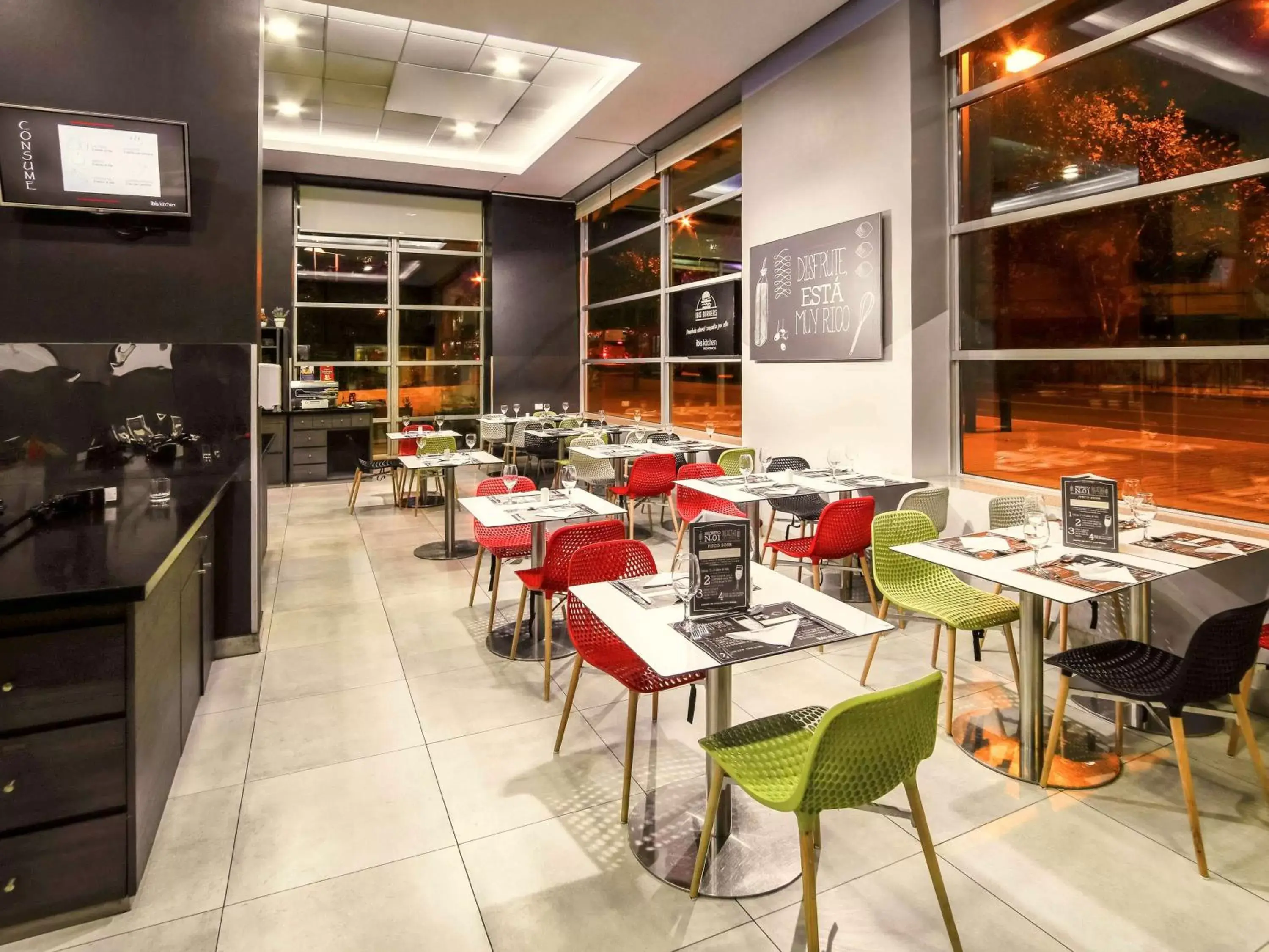 Restaurant/Places to Eat in ibis Santiago Providencia