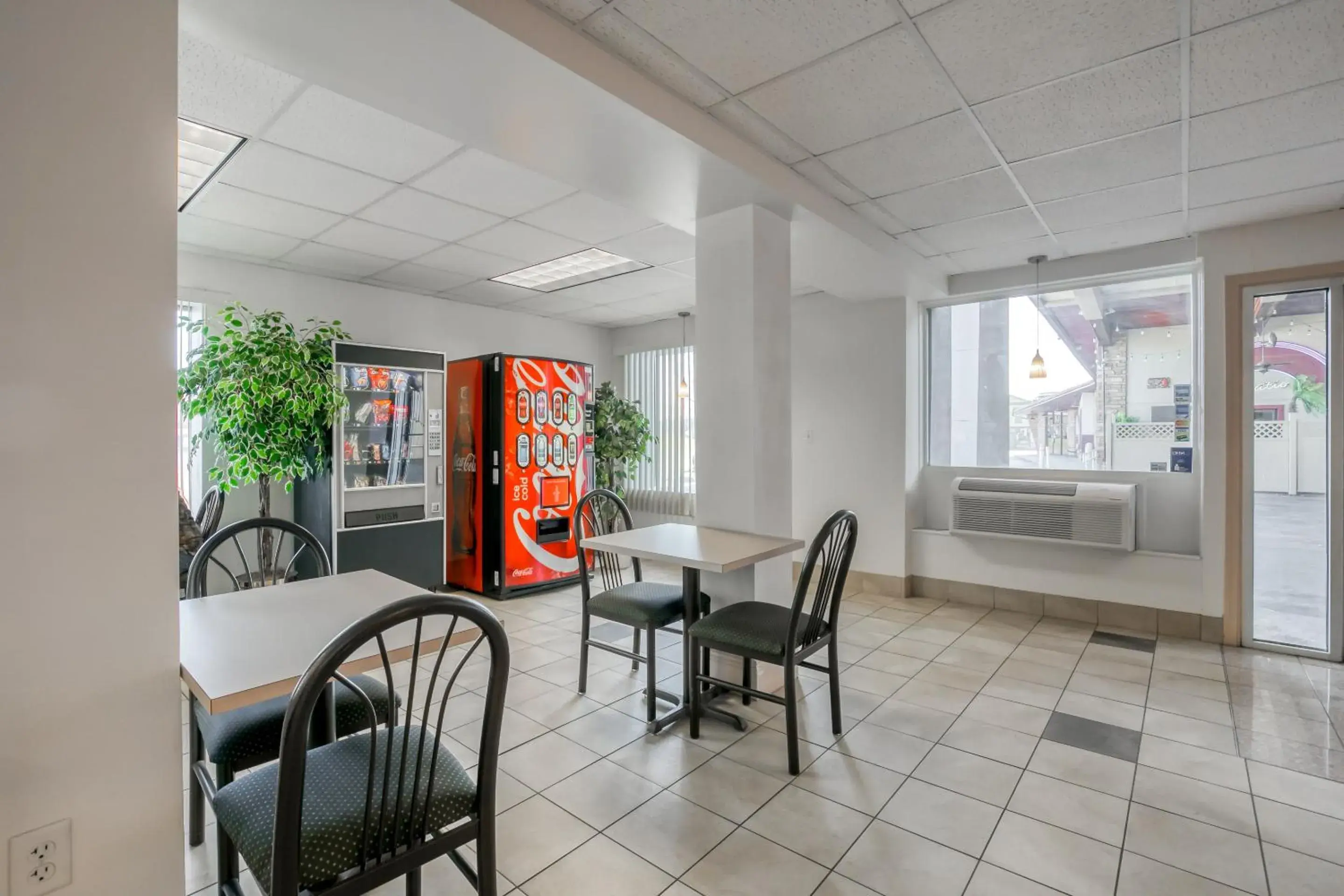 Restaurant/places to eat in FairBridge Inn Express North Lima Restaurant/places to eat in FairBridge Inn Express North Lima