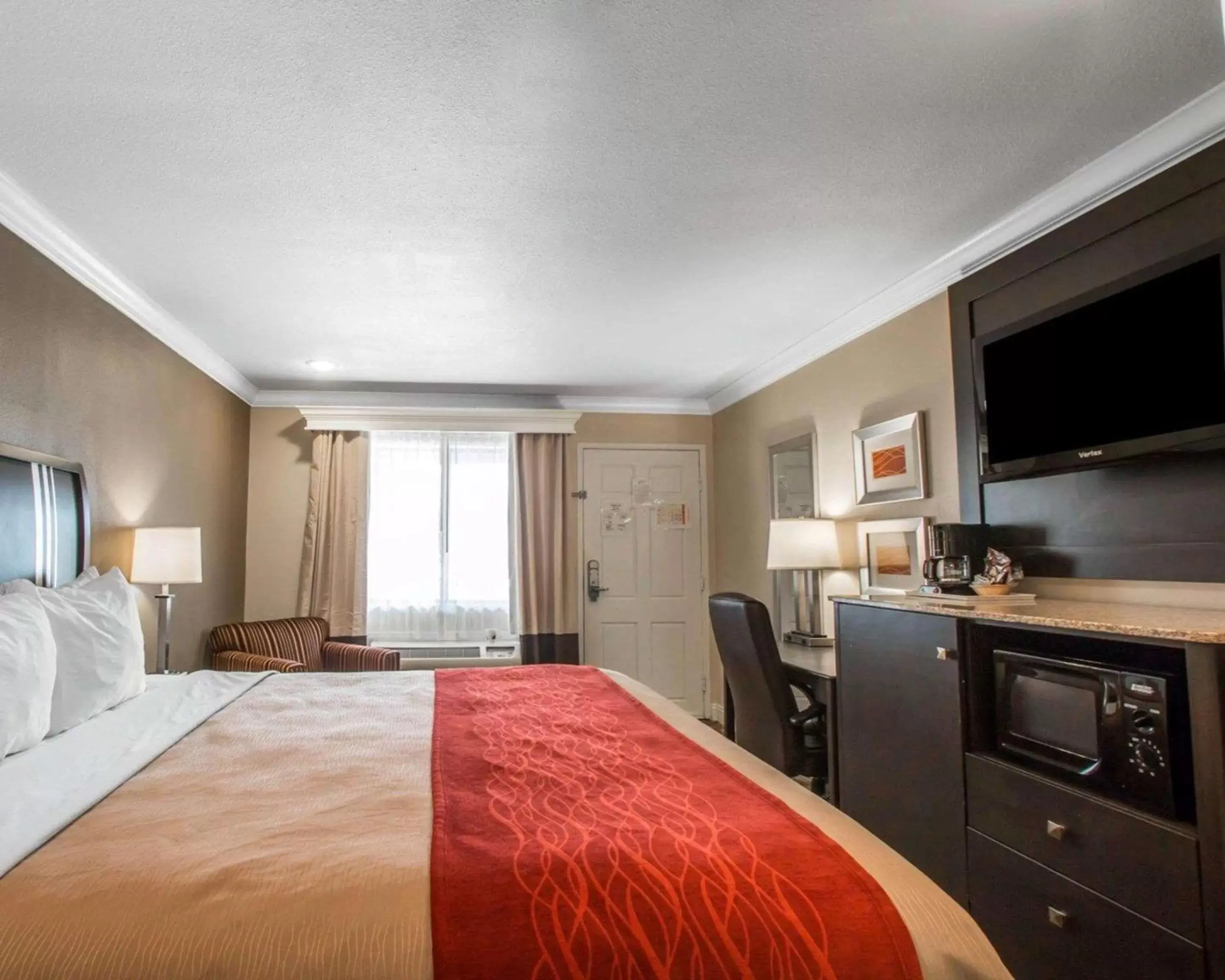 Photo of the whole room, Bed in Quality Inn Downey Photo of the whole room, Bed in Quality Inn Downey