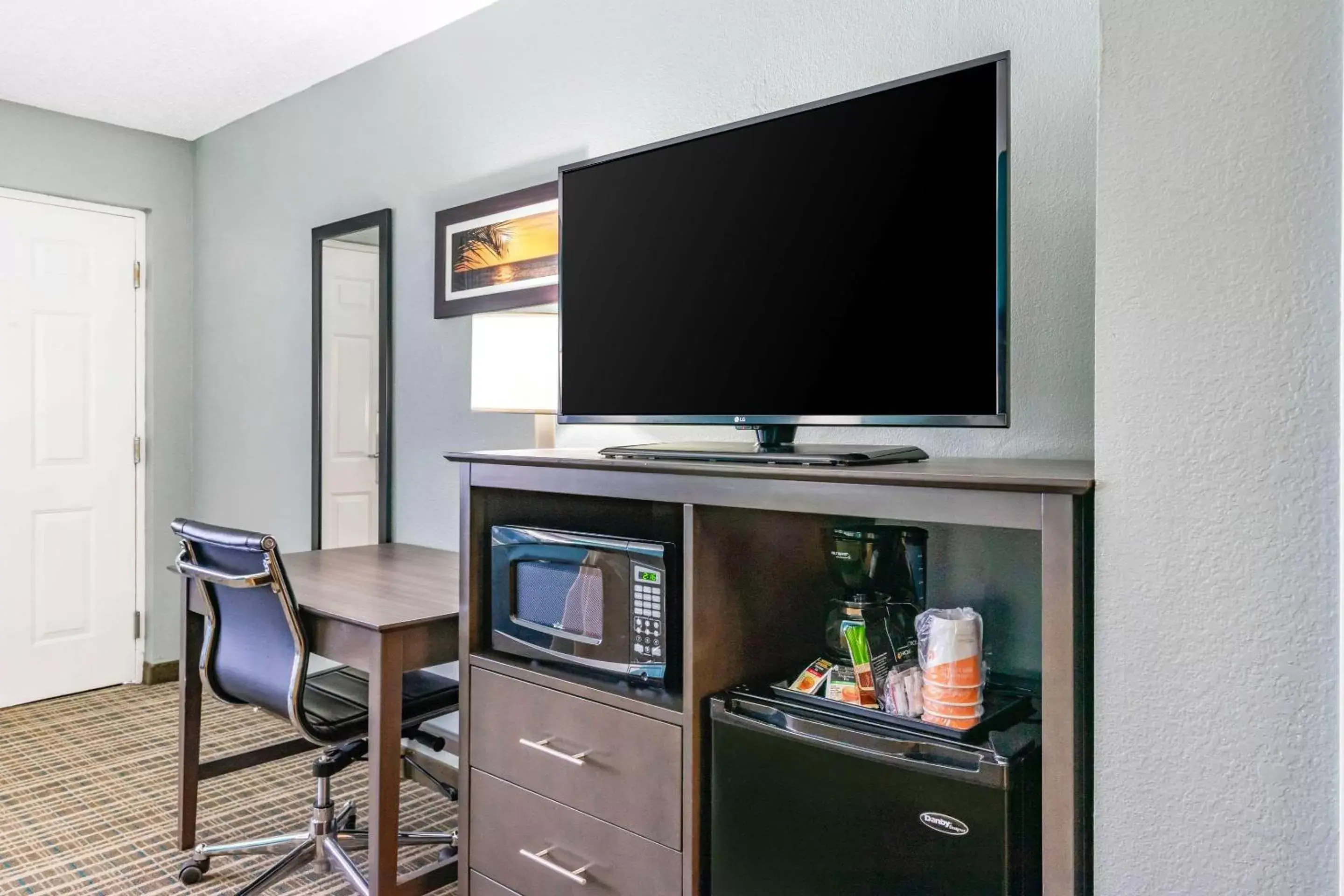 Photo of the whole room, TV/Entertainment Center in Comfort Inn Sun City Center-Tampa South