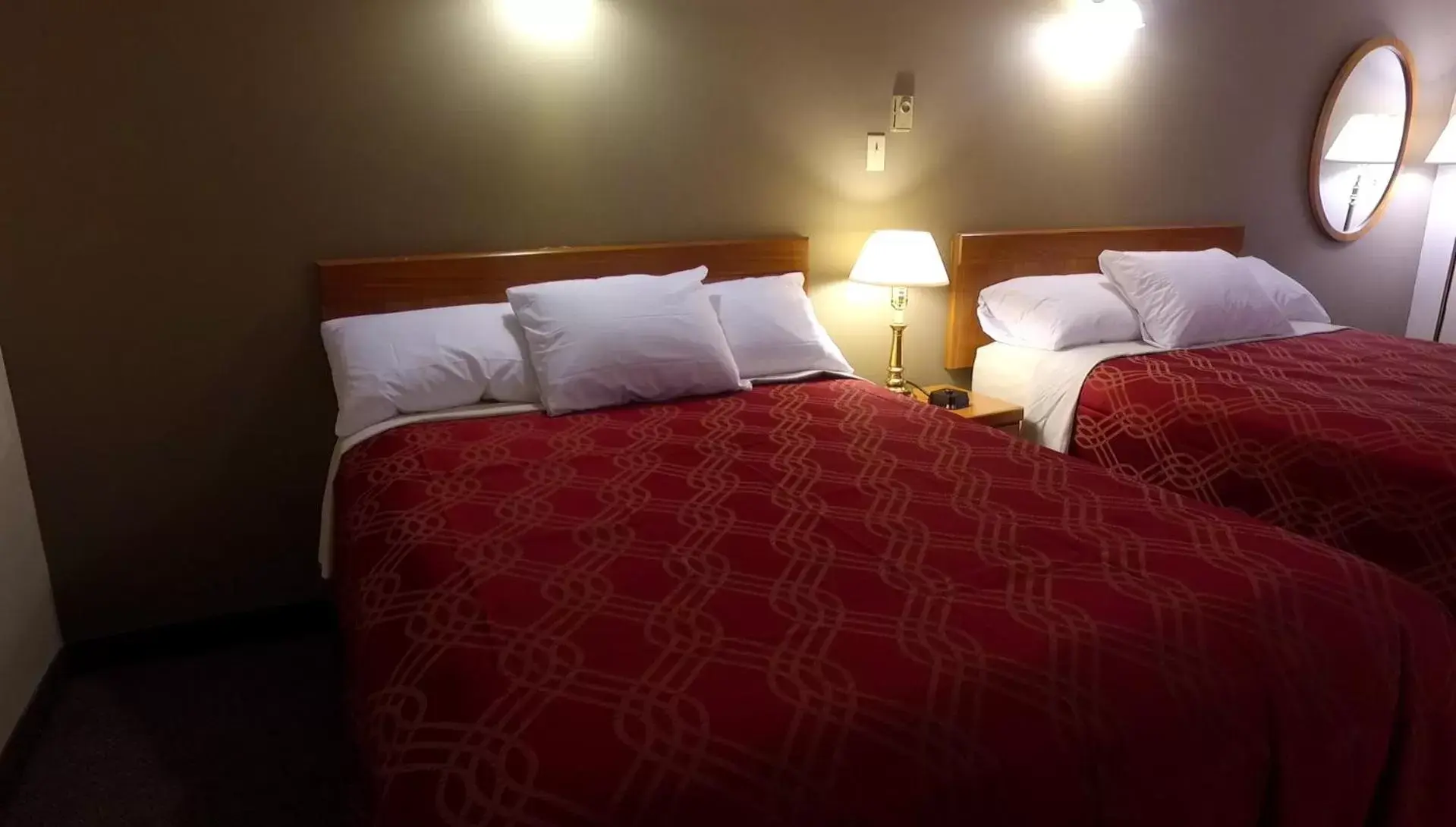 Bed in Econo Lodge Inn & Suites Saint John