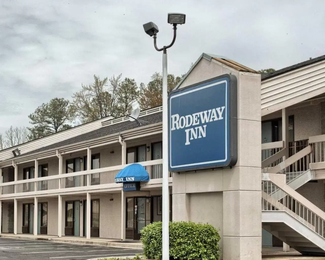 Property Building in Rodeway Inn Richmond