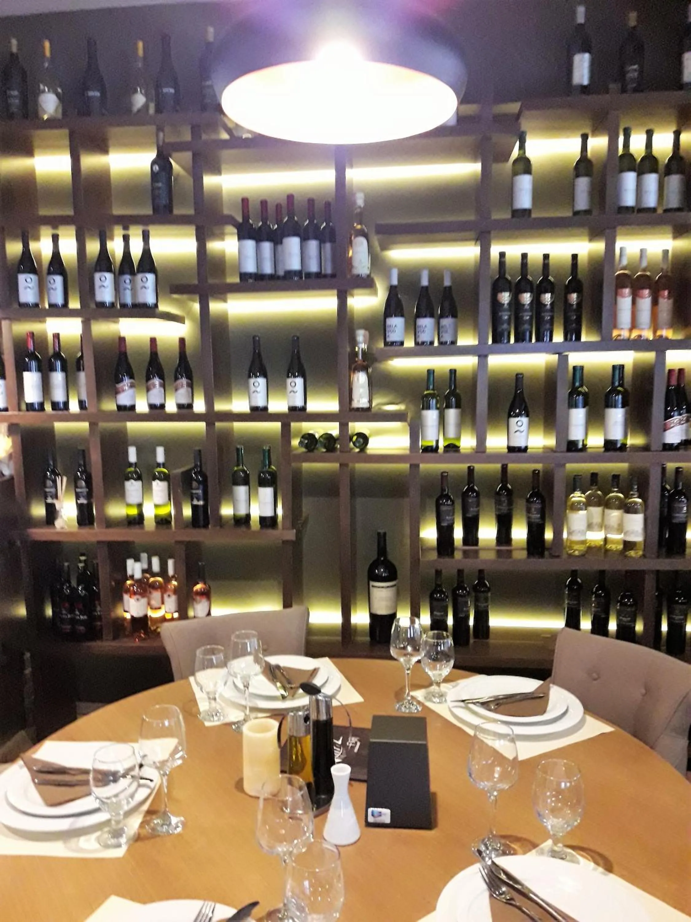 Restaurant/places to eat in Hotel Aristocrat & Fish Restaurant