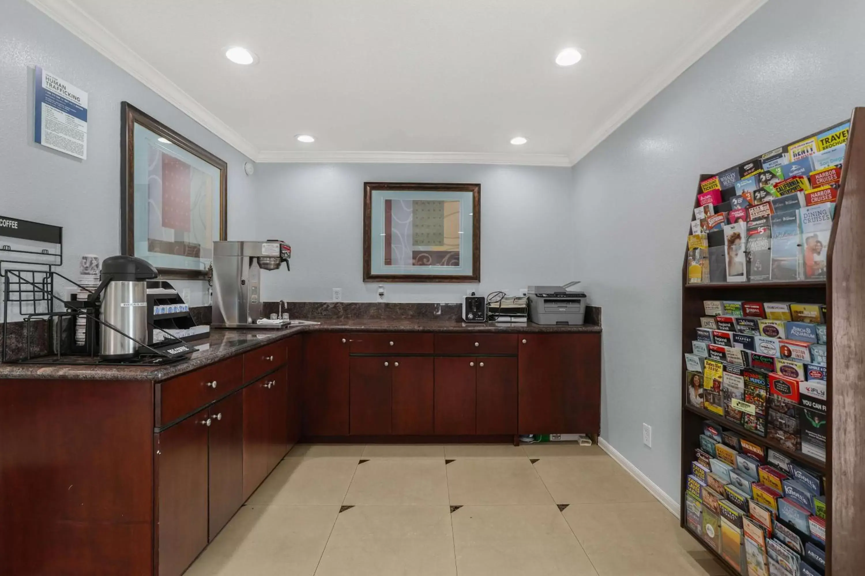 Lobby or reception, Kitchen/Kitchenette in Motel 6 Carlsbad, Ca- North