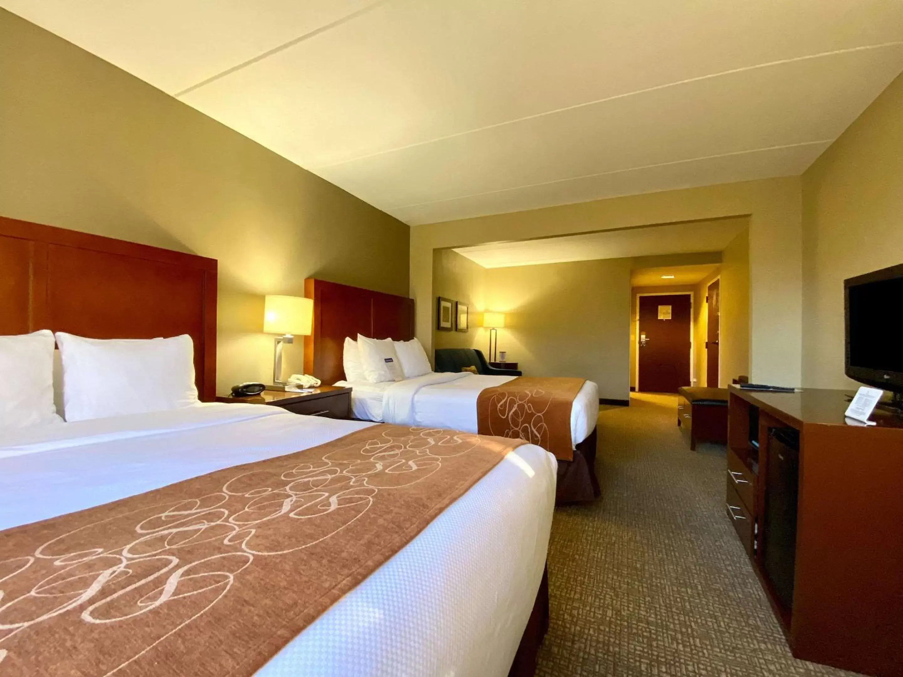 Bedroom, Bed in Comfort Suites Near Casinos Norwich-Uncasville